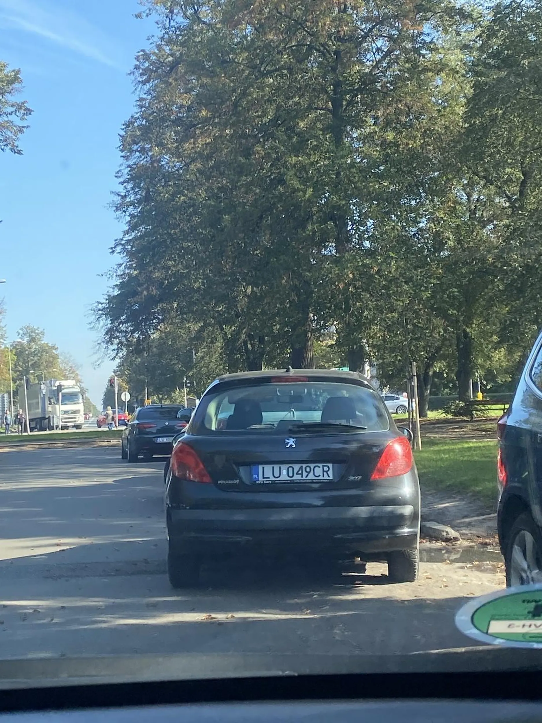 gość parkuje jak chce, nie ma przejazdu dalej ale wielmożny pan zapałka musi mieć jak wysiąść