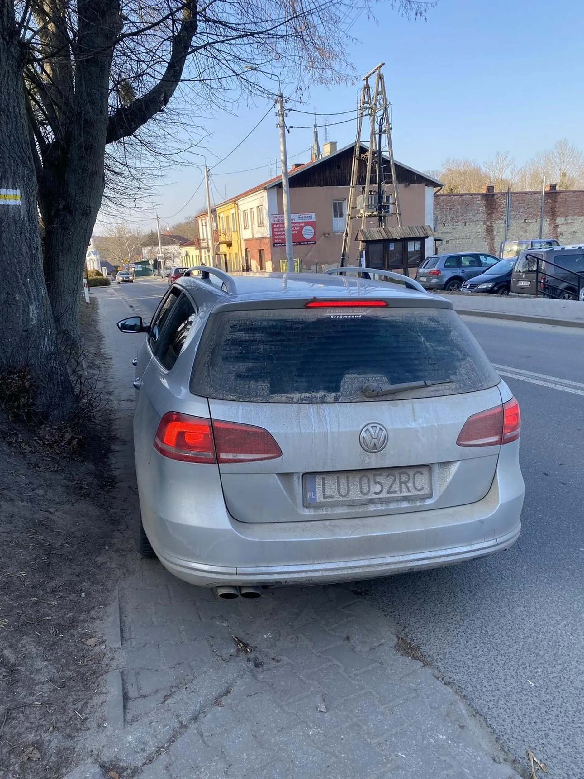 Sytuacja miała miejsce centralnie przed budynkiem szkoły. Dzieci zmuszone były wyjść na środek ulicy żeby go ominąć. Pana argument brzmiał „chodnik jest tez po drugiej stronie”