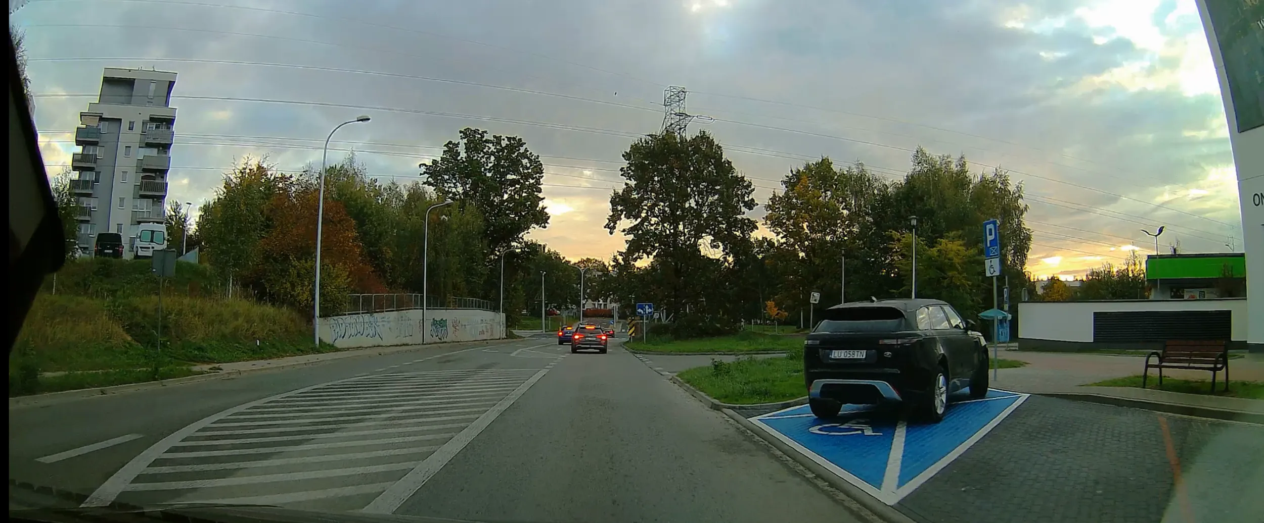 I tak dzień w dzień blokuje ludziom miejsce!!!!!