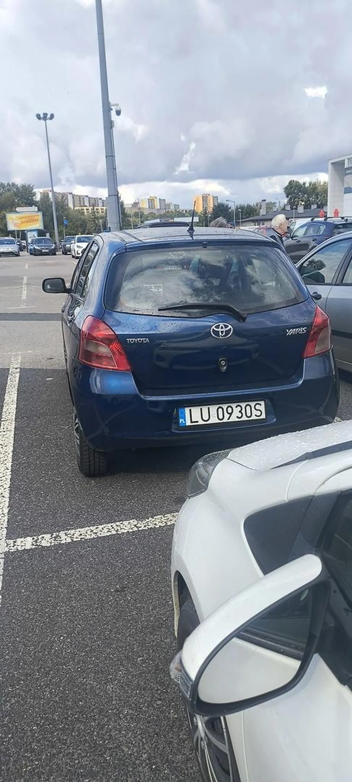 Radzę uważać na 2 emerytów w tym samochodzie. Zajeżdżają drogę po czym po UPRZEJMYM zwróceniu uwagi o zagrożeniu drogowym jakie by spowodowali obrażają mnie i mówią że nie mogę się odzywać na ten temat bo mam za krótko prawo jazdy ?! Małżeństwo bez grosza szacunku także nie da się ich wyprowadzić z błędu chyba że chcecie usłyszeć obelgi i obrazy na was