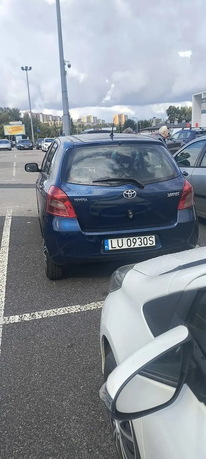 Radzę uważać na 2 emerytów w tym samochodzie. Zajeżdżają drogę po czym po UPRZEJMYM zwróceniu uwagi o zagrożeniu drogowym jakie by spowodowali obrażają mnie i mówią że nie mogę się odzywać na ten temat bo mam za krótko prawo jazdy ?! Małżeństwo bez grosza szacunku także nie da się ich wyprowadzić z błędu chyba że chcecie usłyszeć obelgi i obrazy na was