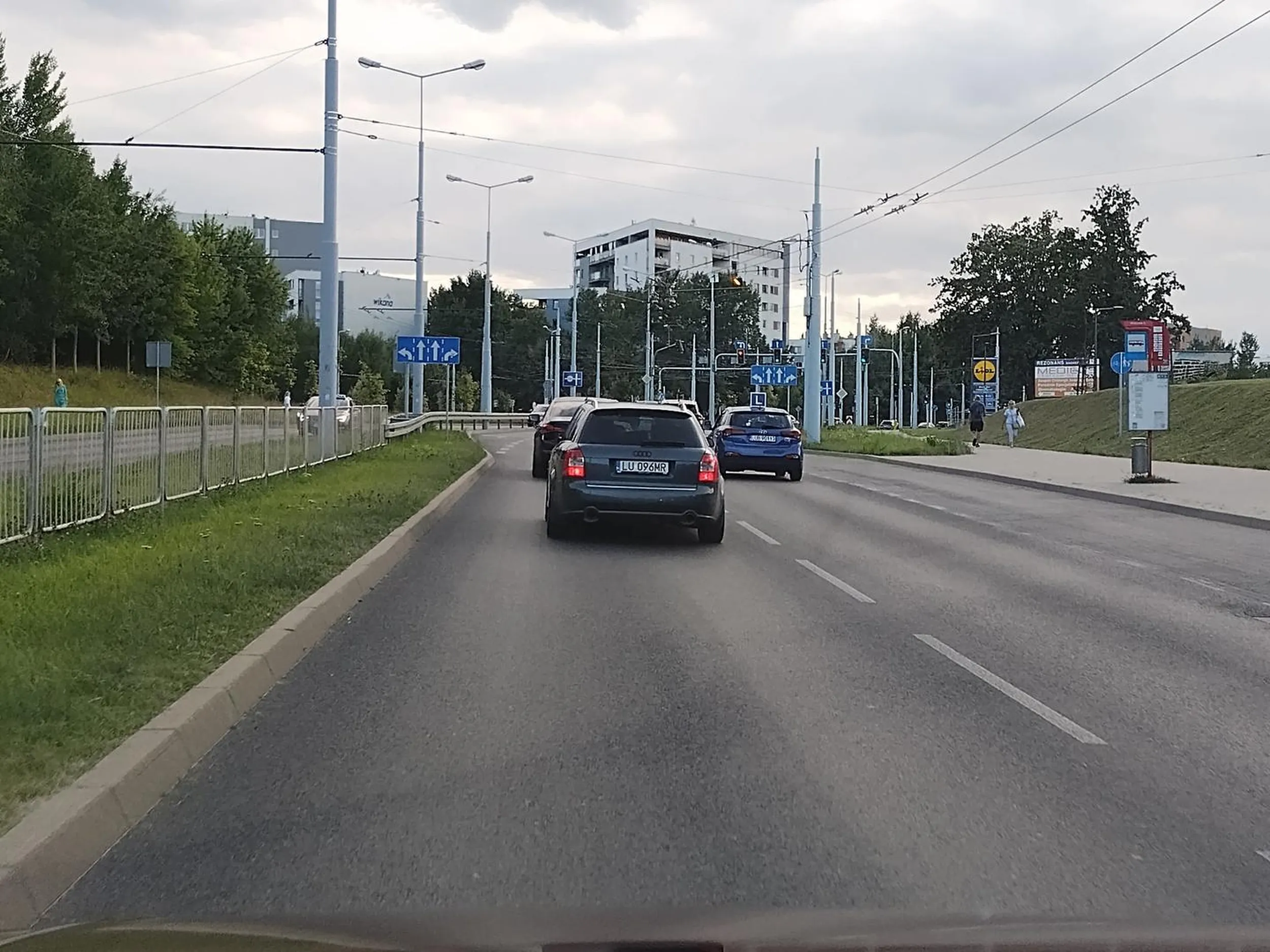 Jak widzicie te 5 zer na drodze to wiedz że: - włączy kierunek i wymusi ma tobie pierwszeństwo bo z lewego skręca w prawo, - kierunki mu się popsuły, - czarny dym kopci z rury - i jak osioł wciska tylko gaz! - zero kultury!!!