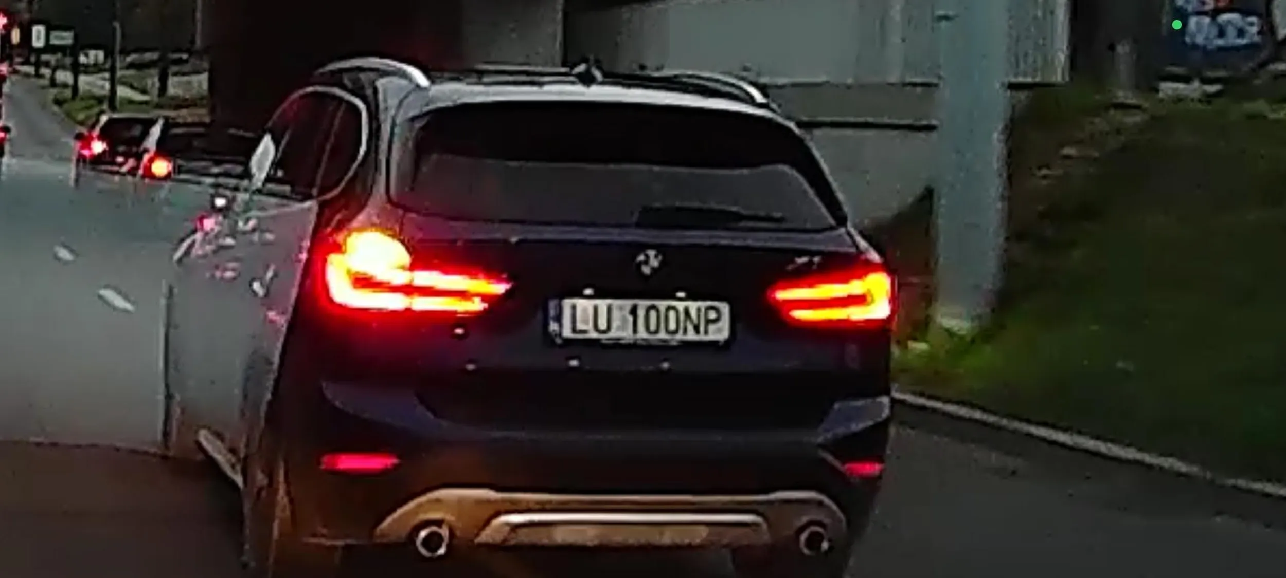 Kierowca bez wyobraźni, wjeżdża z podporządkowanego wlotu na linii ciągłej przed maskę.