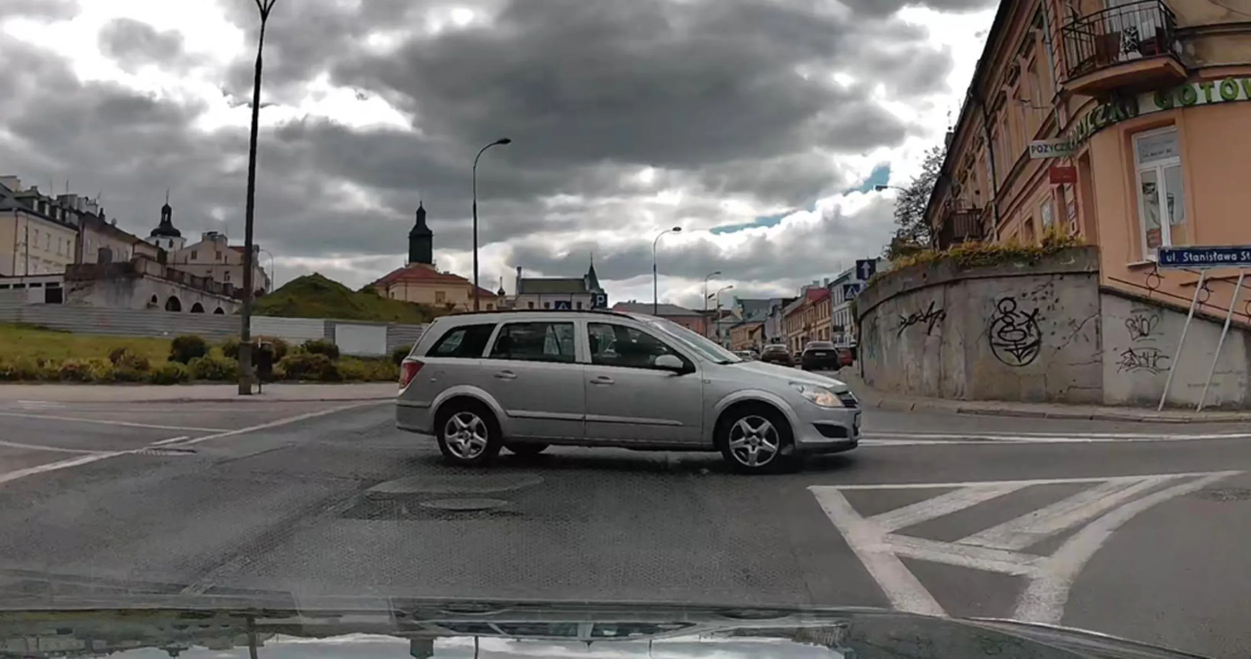 wyjeżdża z drogi podporządkowanej prosto przed maskę, zmuszając do gwałtownego hamowania