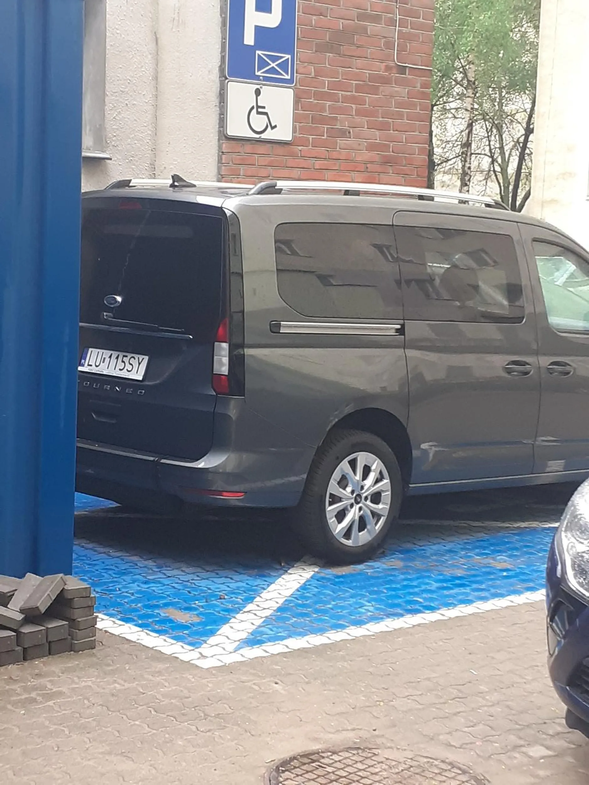 On to chyba jest upośledzony mentalnie i psychicznie że parkuje na miejscu dla wózków