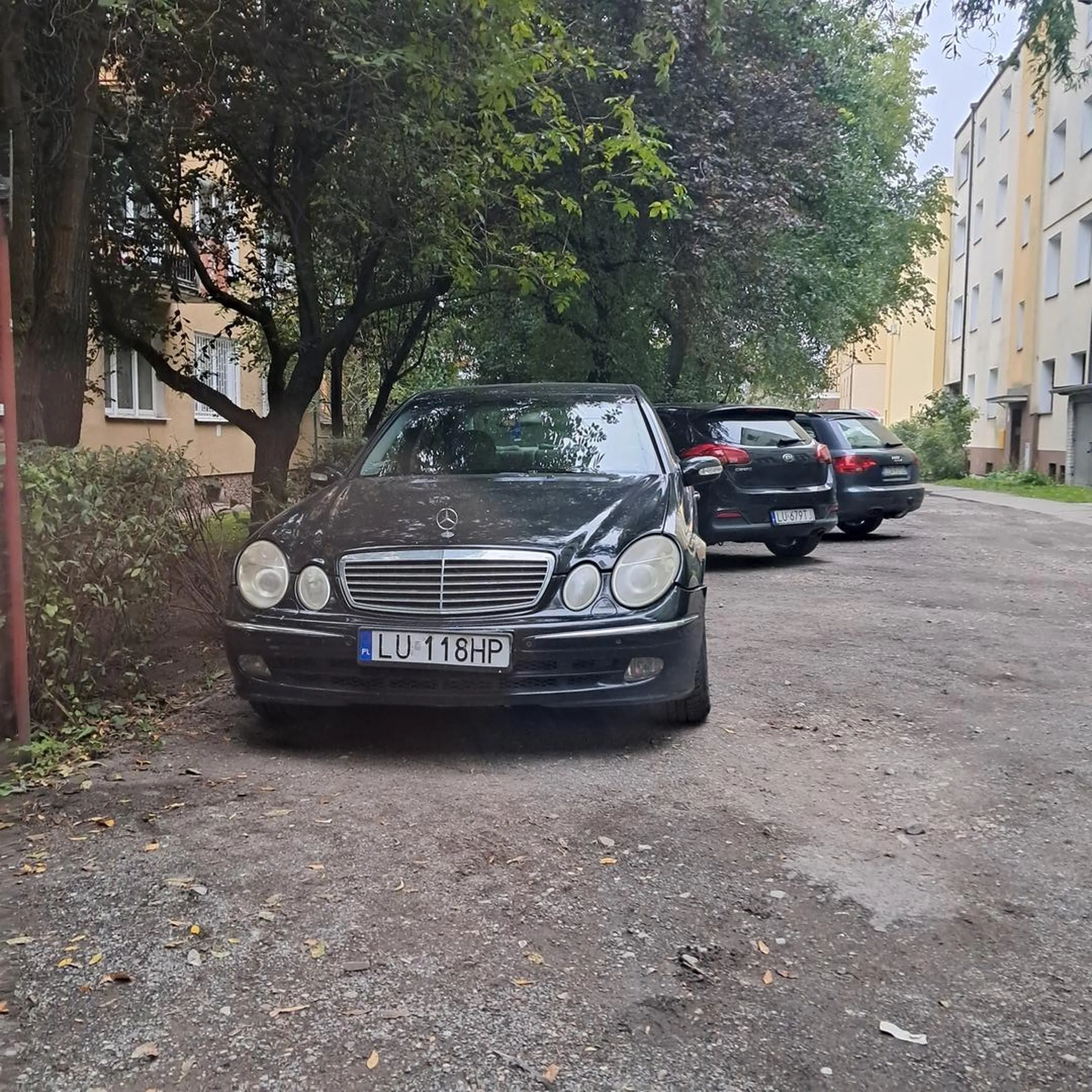 Parkuje jak wiesniak, kazdy parkuje bokiem a on jak prostak i zajmuje 2 miejsca