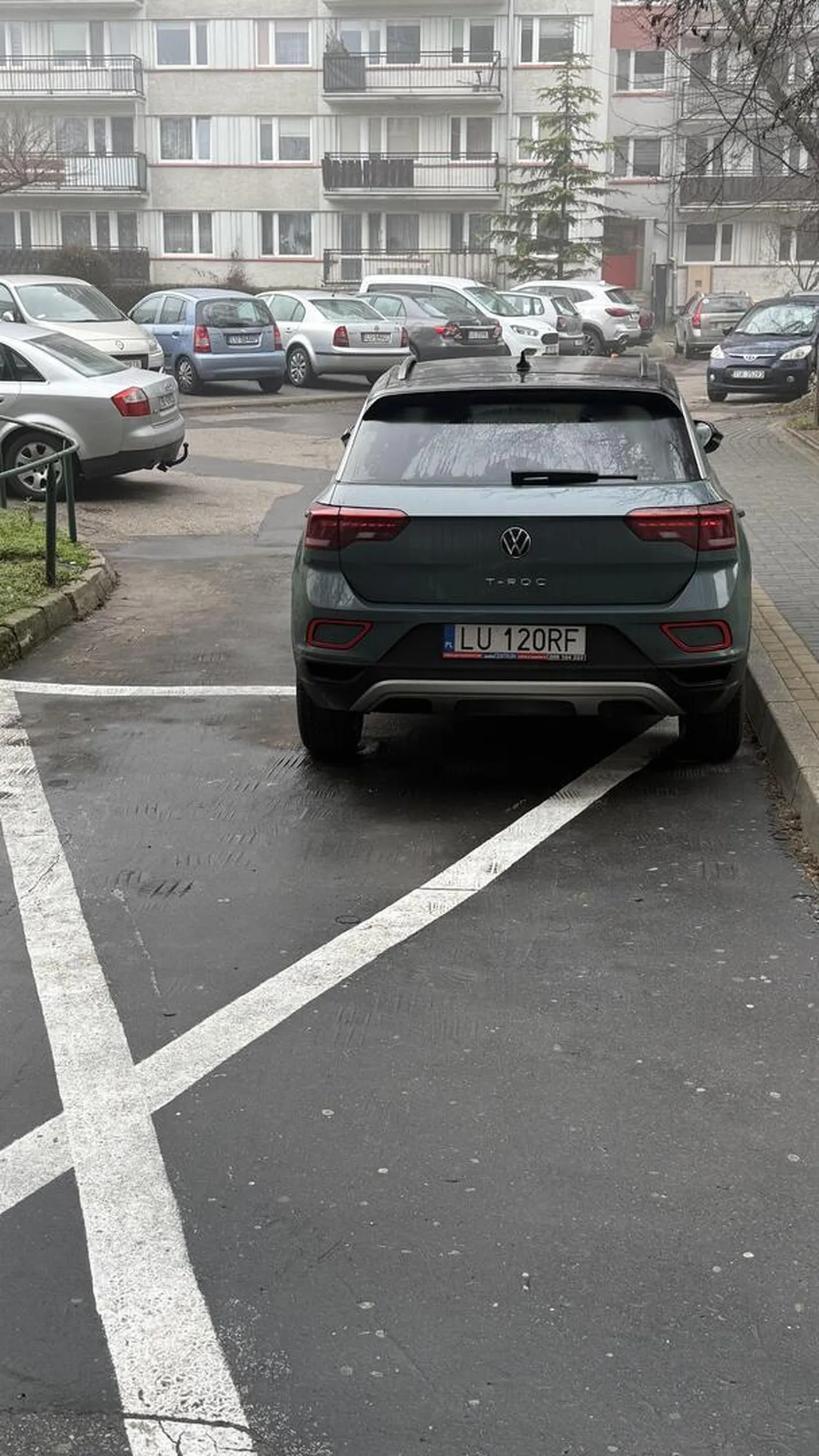 Kolejny raz parkujesz częściowo na zakazie przy okazji blokując miejsce dojazdu do bloku dla karetki. Świat się nie skończy, jak zaparkujesz dalej niż 1m od klatki