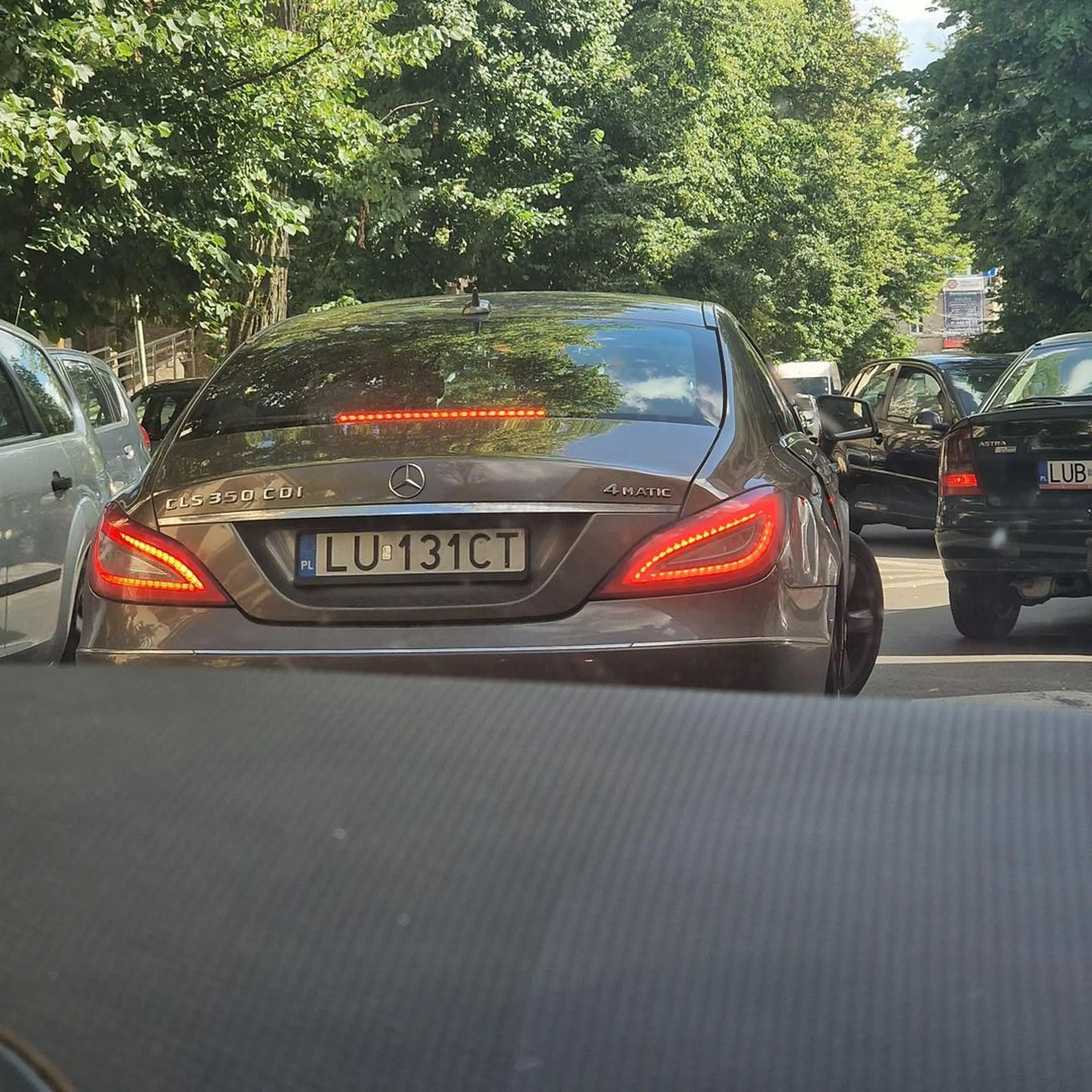 Kolego, nie staje sie na środku drogi blokując ruch bo Ty musisz sobie poukładać rzeczy na tylnej kanapie. To po pierwsze, a po drugie, jak byk miałeś nakaz jazdy w prawo, szanowny Pan jeździ mercedesem to mu wolno pod prąd wjeżdżać? To, że masz garnitur nie oznacza, że prawo drogowe Cię nie obowiązuje!