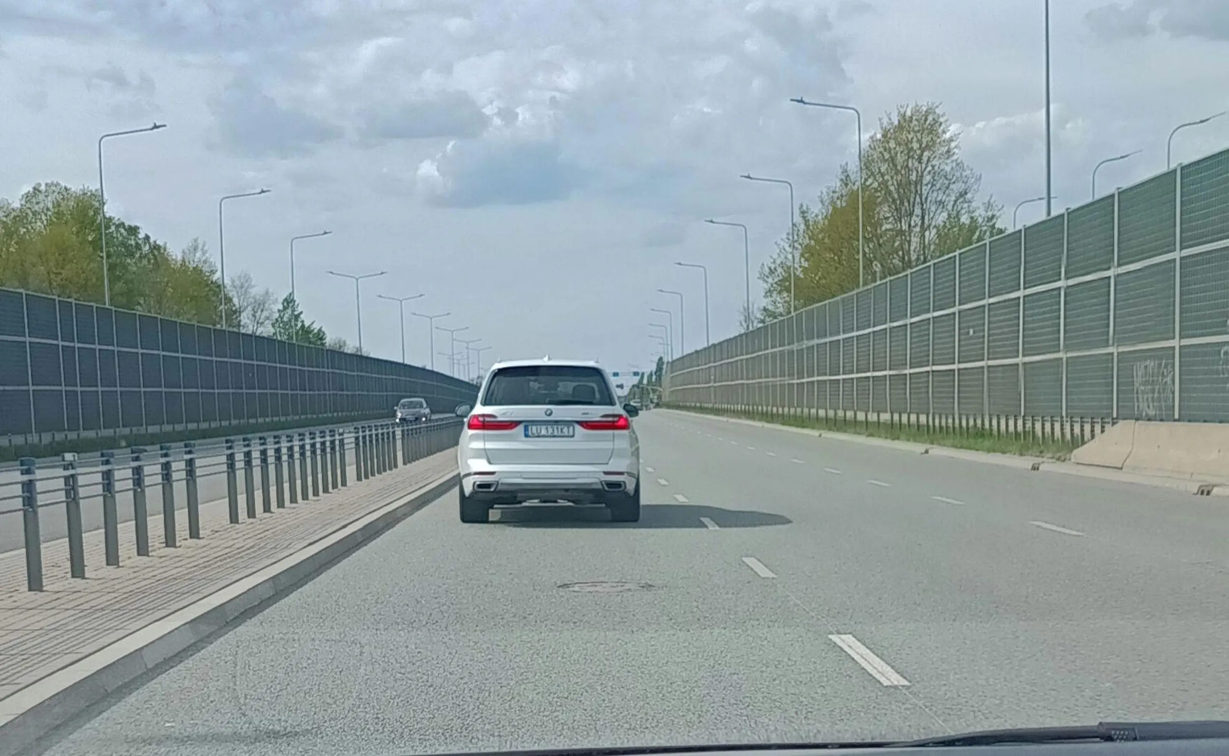 Choojek ma gościnnych występach w Łodzi. Specjalnie przyspieszył widząc, że kończy mi się pas. Jazda na suwak oblana, stworzył zagrożenie w ruchu. BMW to stan umysłu.
