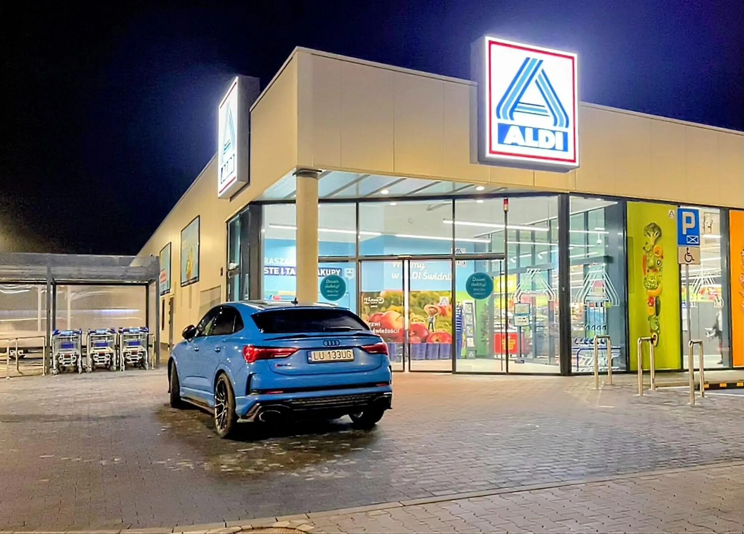 29.11.2025, Świdnik, ul. Zbożowa Niebieskie Audi LU133UG: byle jakie parkowanie, byle by pod samym wejściem, najbliższe miejsce było 6 metrów dalej