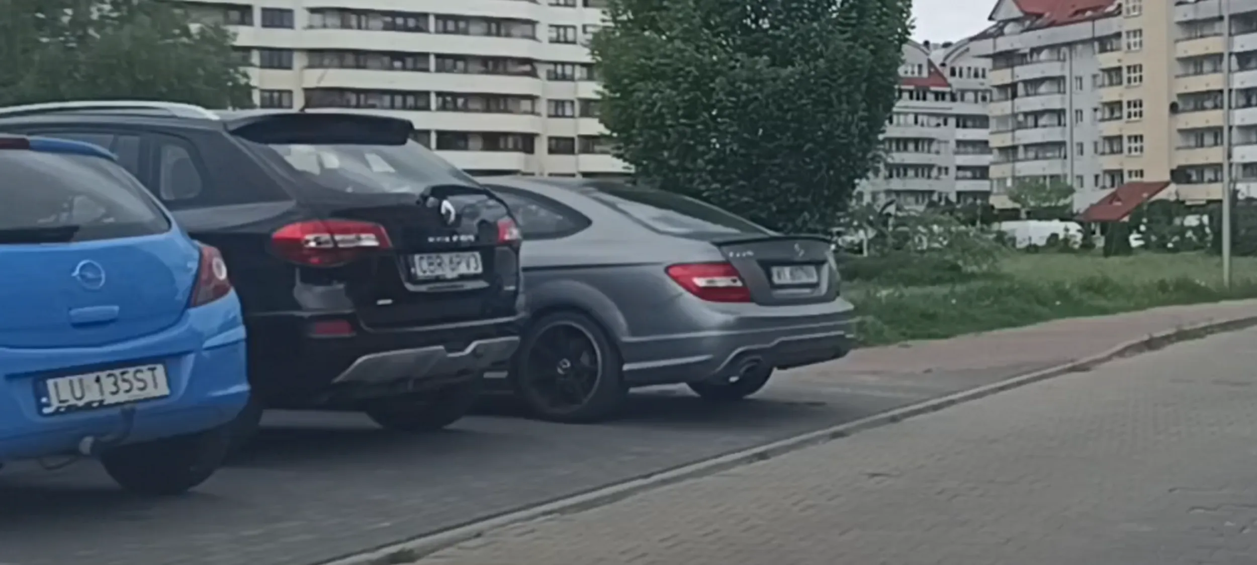 Wieś parkuje na chodniku na ulicy z zakazem zatrzymywania się i postoju