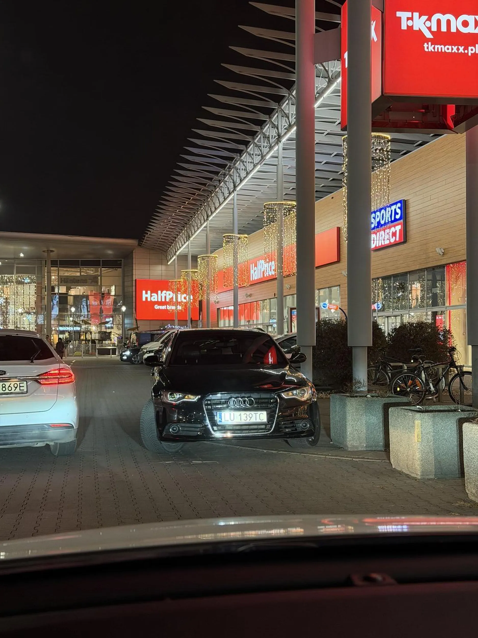 Litości! 22 grudnia w Markach takie piękne parkowanie… Auta mają przejazd na parkingu tylko jednym torem, bo trzeba było stanąć pod samym wejściem do sklepu. Dwa rzędy dalej miejsca są wolne. Człowieku pomyśl na drugi raz o innych, że tworzysz blokadę na swobodny przejazd…