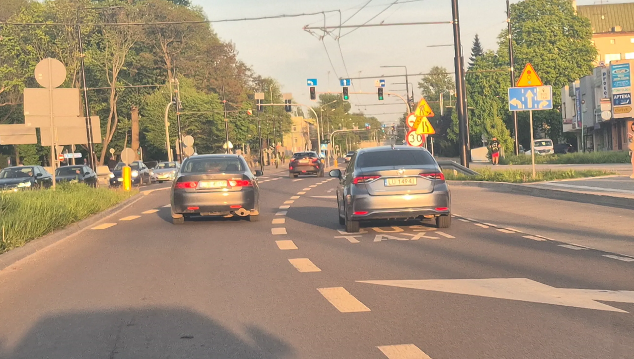 Kierowca zdecydowanie nie wie do czego służy BUS PAS. Jeździ nimi bardzo swobodnie. Wymusza pierwszeństwo. Jedzie prosto z pasa do skrętu w prawo. Ogólnie chyba ma w nosie przepisy drogowe.