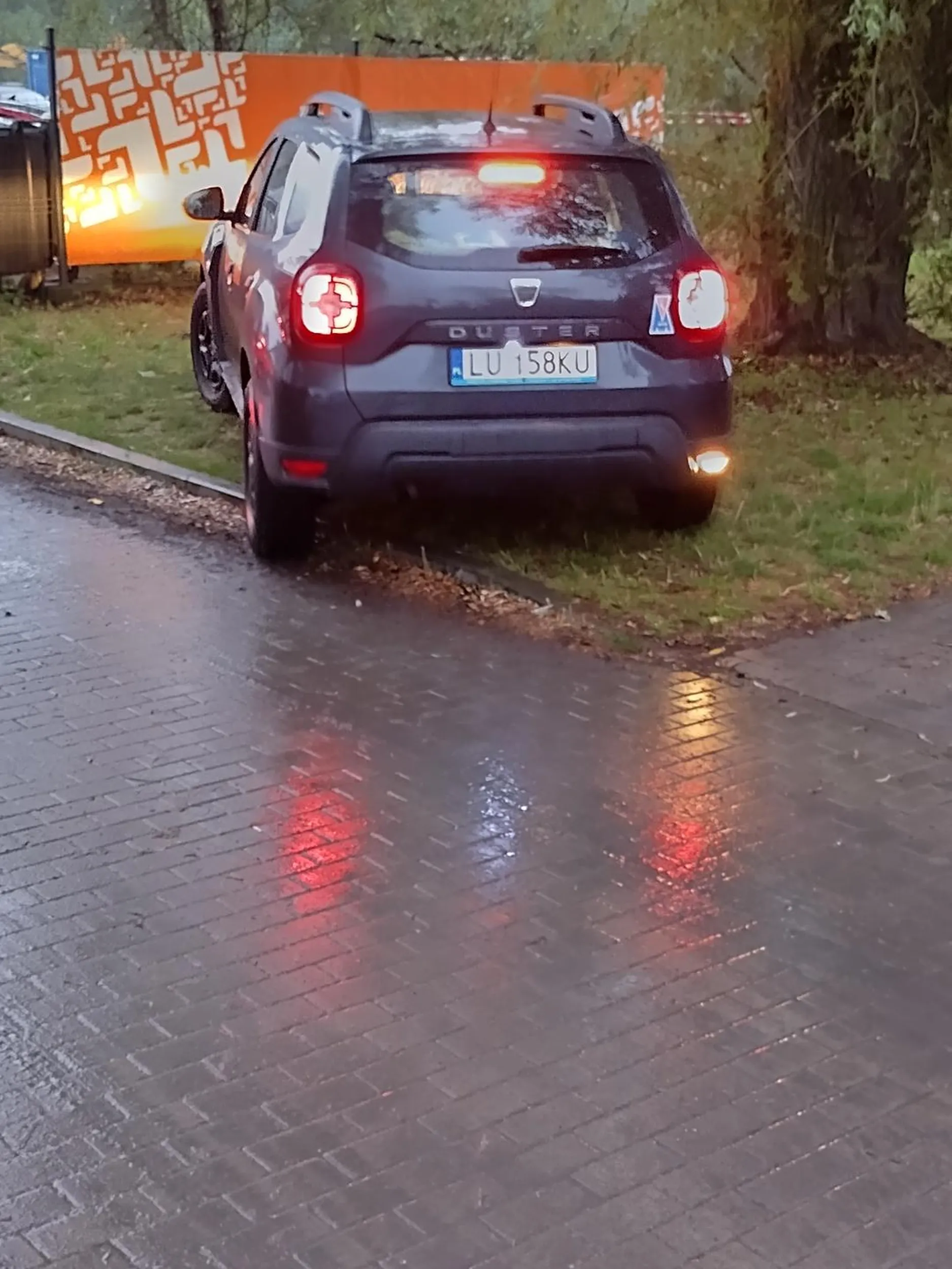 No a dziś ten kwiat polskiej inteligencji zaparkował z karyna na trawniku. Taki to ma co przekazać dzieciom. Same chamstwo!!!