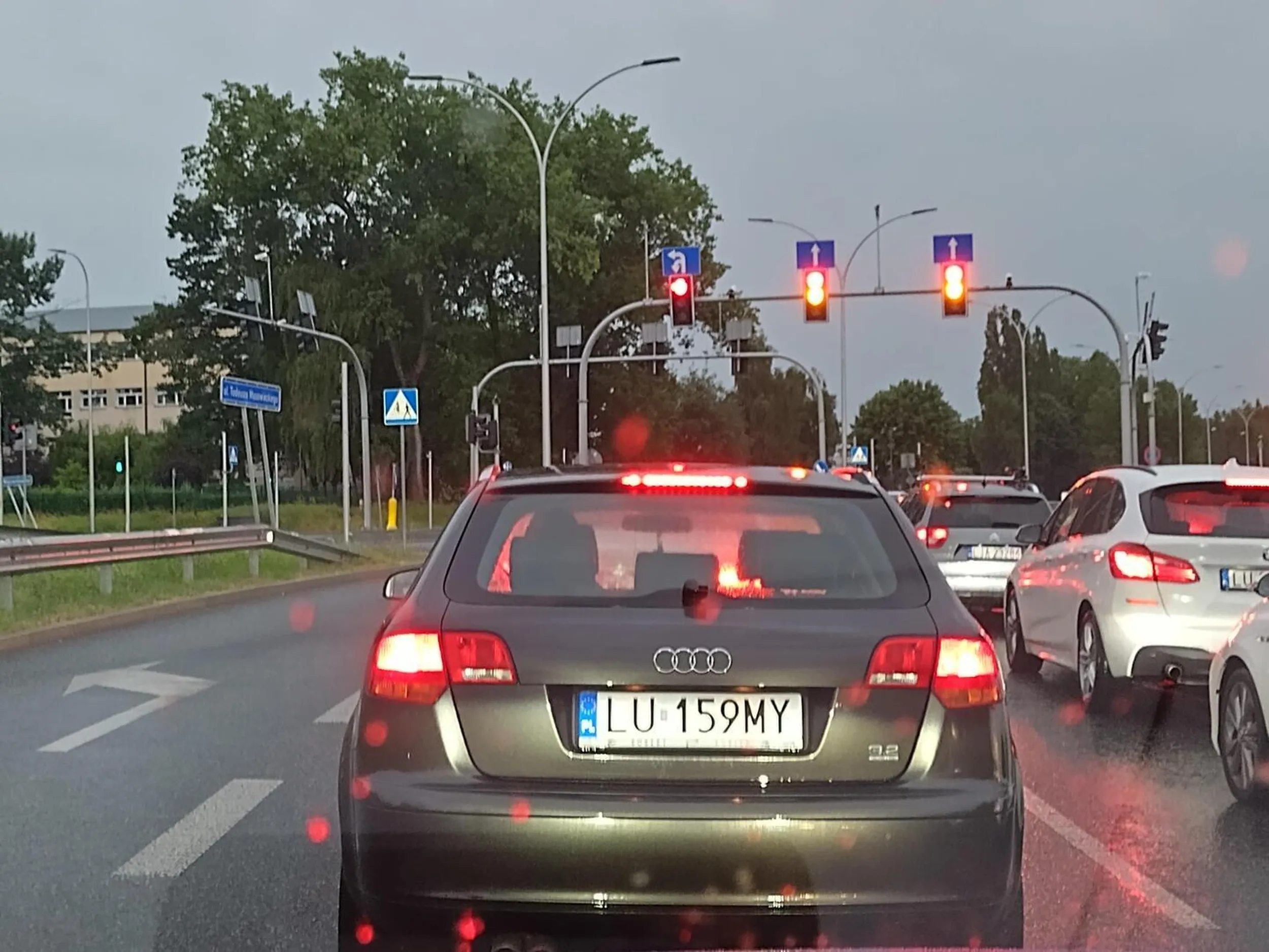 Uważajcie na tego jełopa!!! Najpierw siedział na zderzaku, a potem zajechał drogę i hamował!!! Przy próbie wyprzedzenia zaczął przyspieszać. Tyle twojego głąbie!! Samochód masz 30 letni leciwy, więc tyle ci zostało co się zabawisz szeptem. Bo inteligencja nie zablyszniesz!!!!