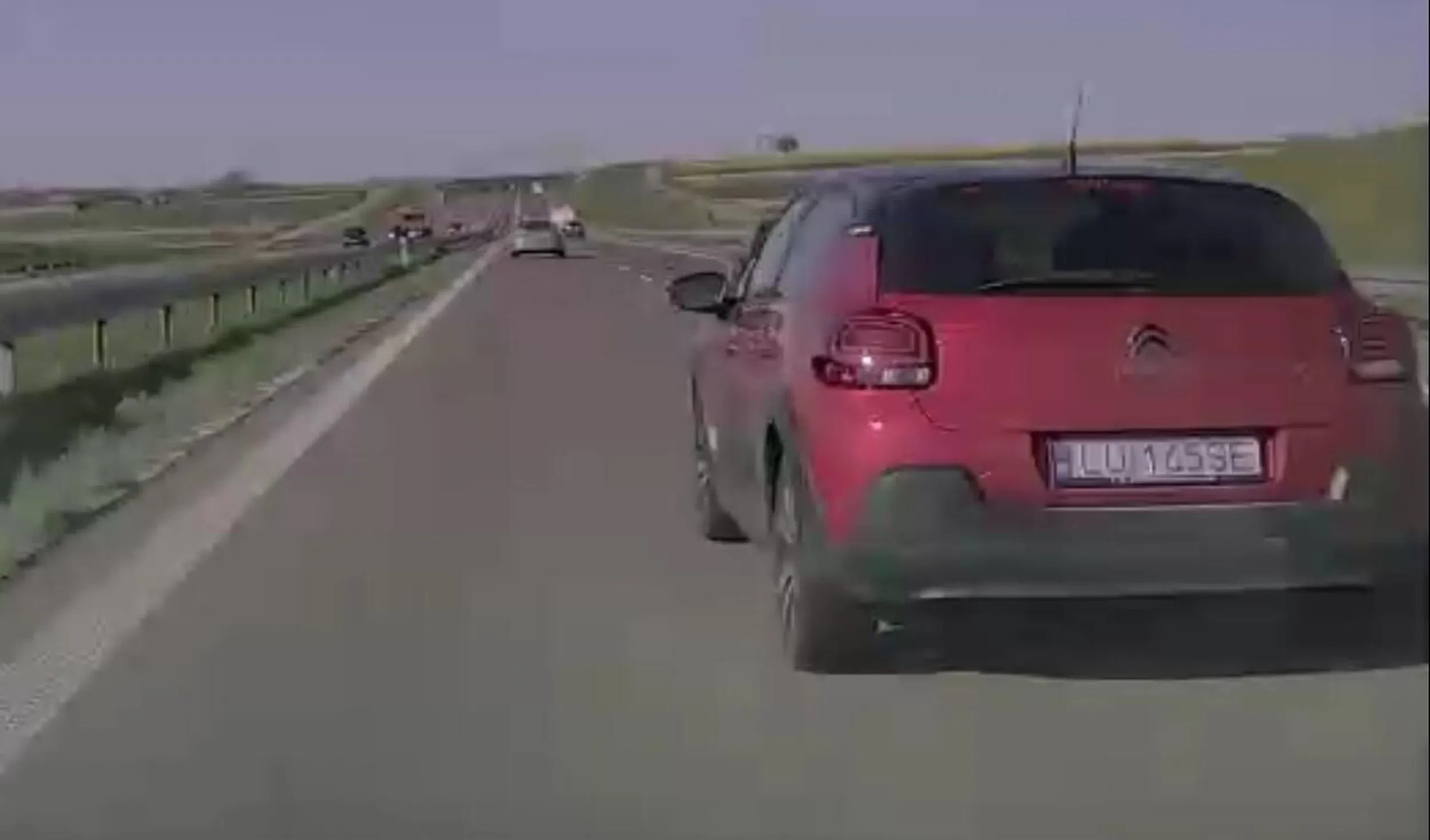 Nie patrzy w lusterka, zajezdża droge, nie używa kierunkowskazów