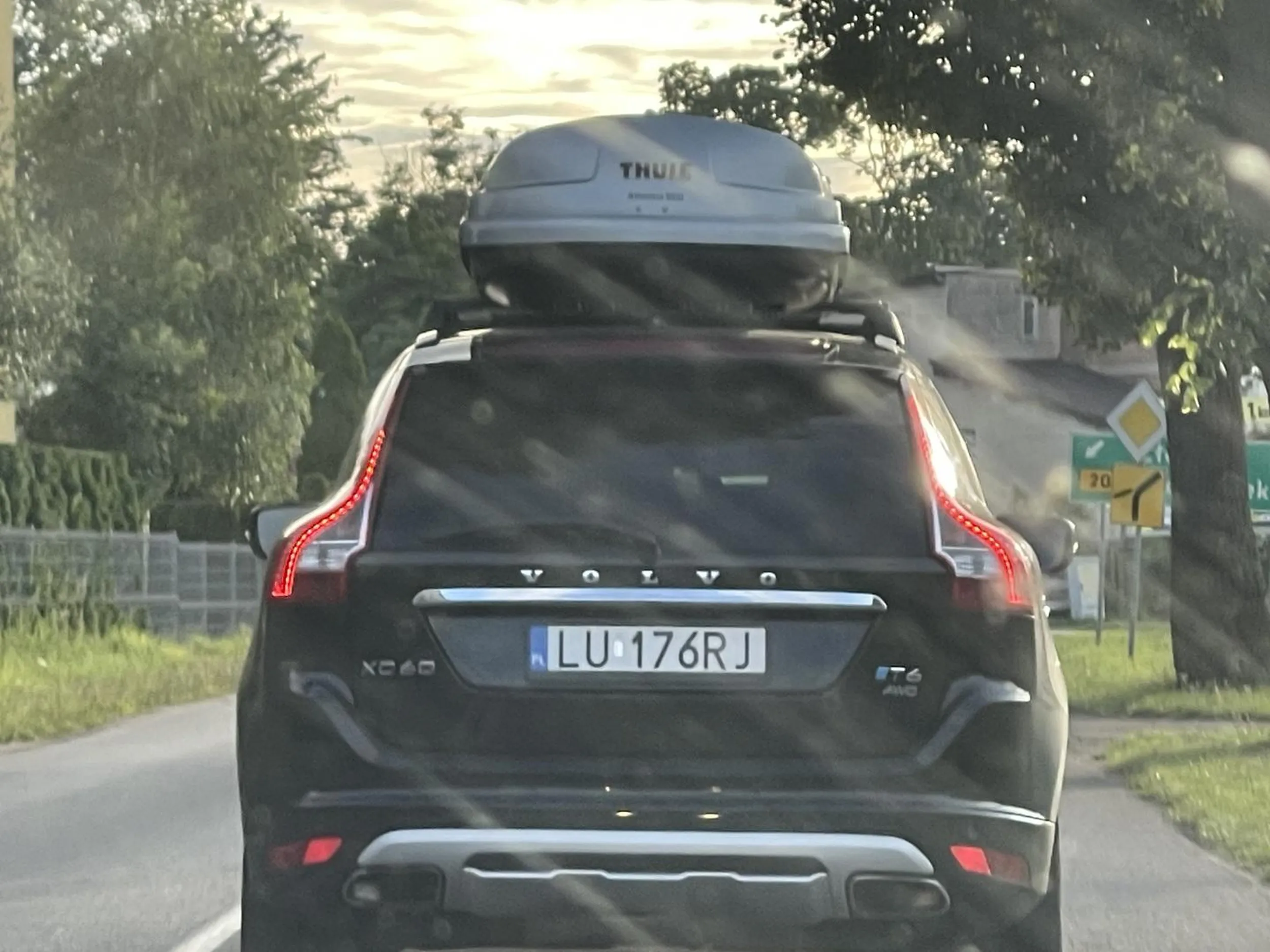 Radzę uważać wyprzeda na trzeciego. Na dodatek pędzi tak jakby życie było mu niemiłe ?