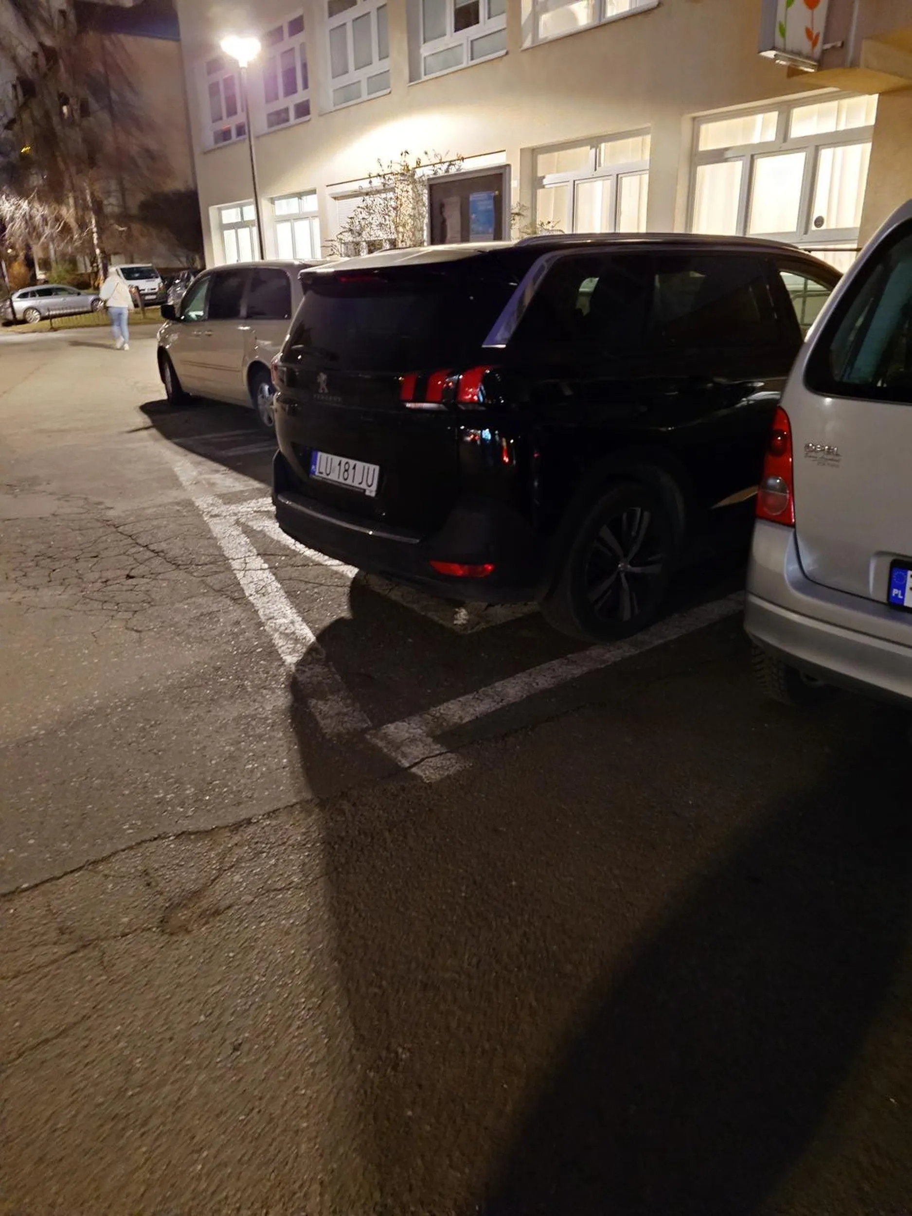 Zawsze jak parkuje, to na kopercie