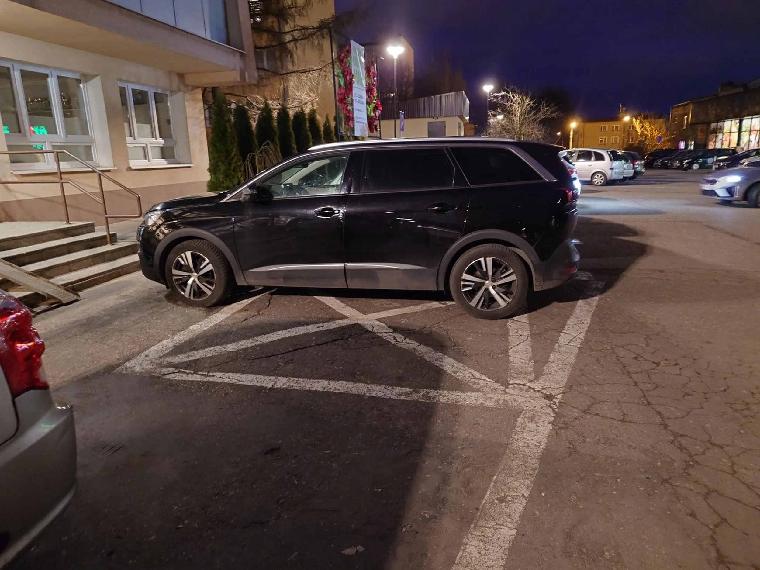 Zawsze jak parkuje, to na kopercie