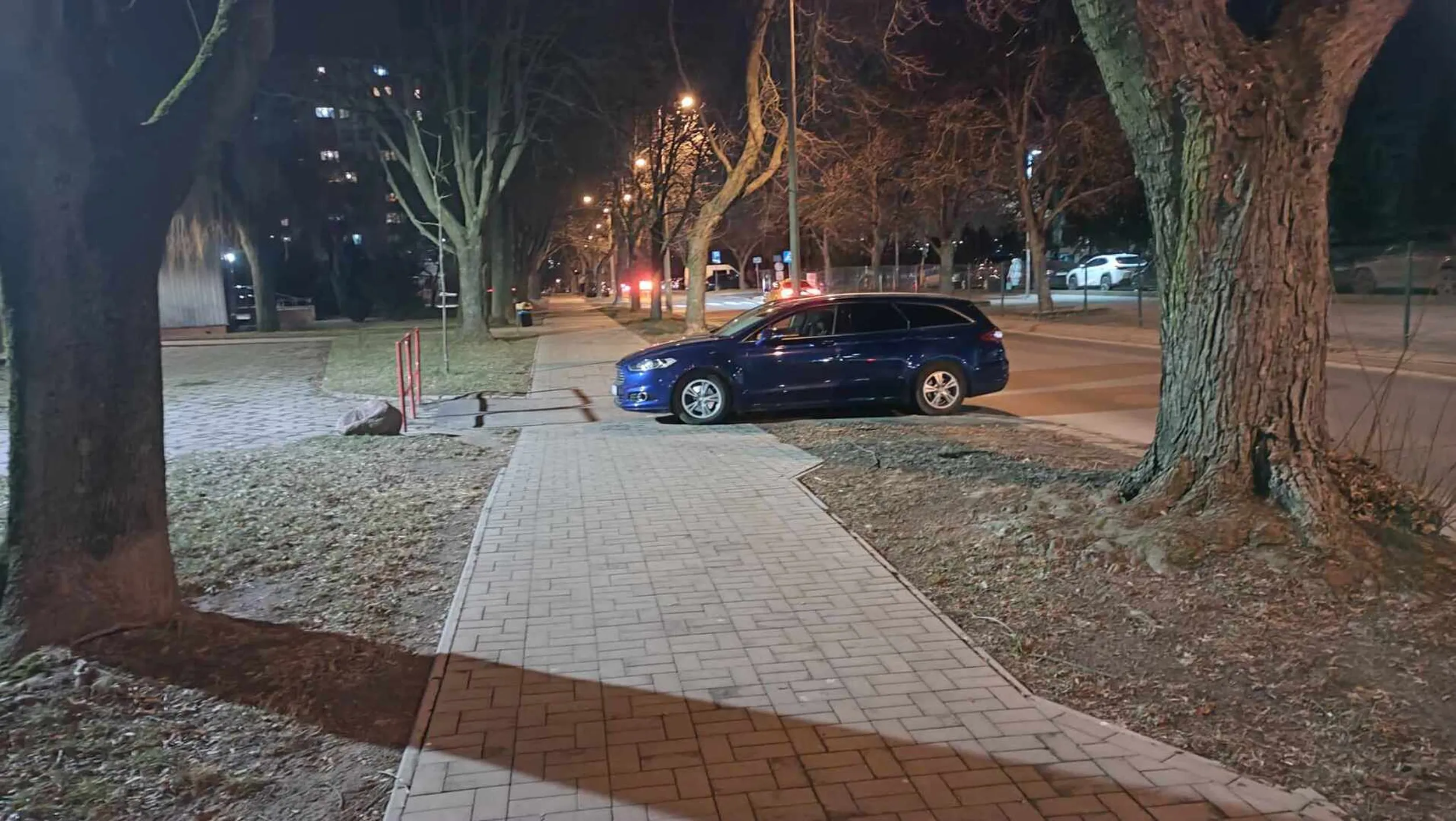 Gdyby komuś się nudziło na tym prostym, długim chodniku to ma okazje na slalom xD