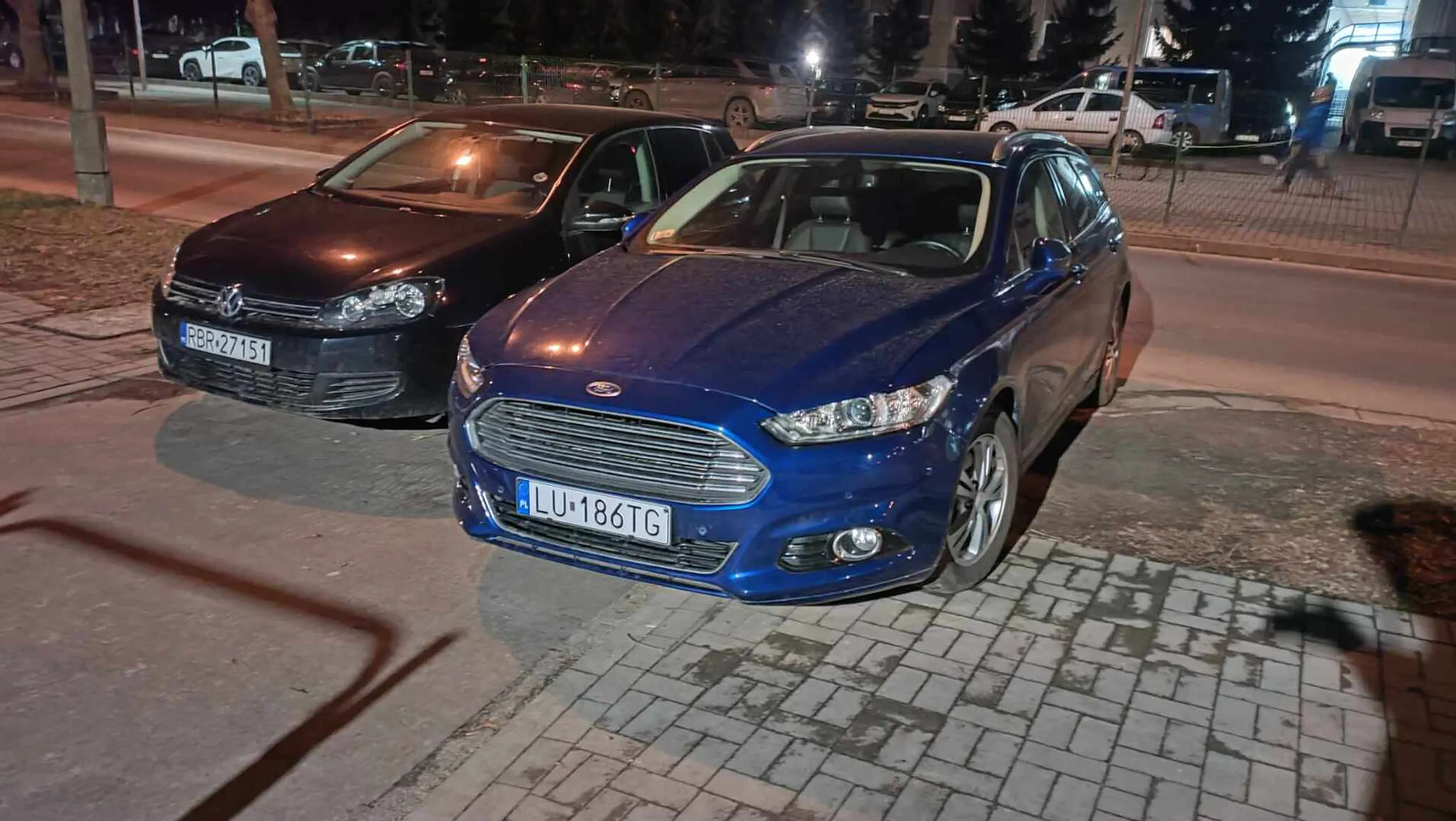 Gdyby komuś się nudziło na tym prostym, długim chodniku to ma okazje na slalom xD