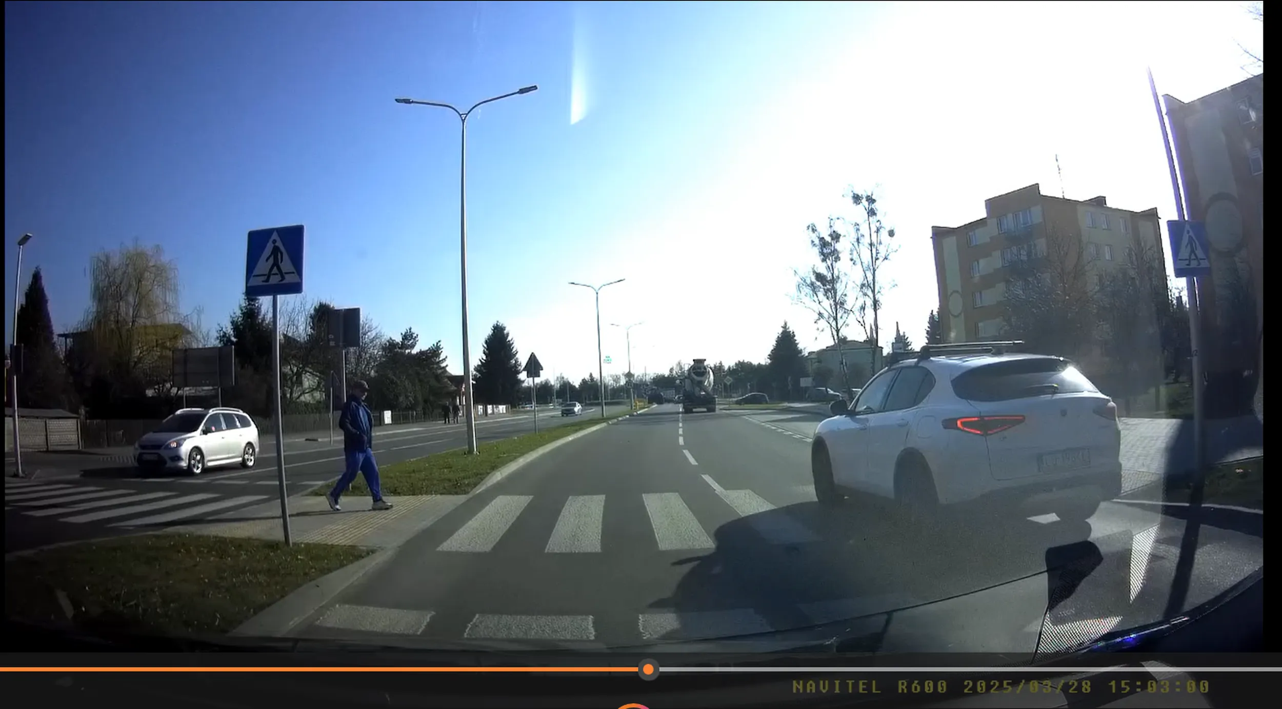 Proponuje rozglądać się na przejściach dla pieszych