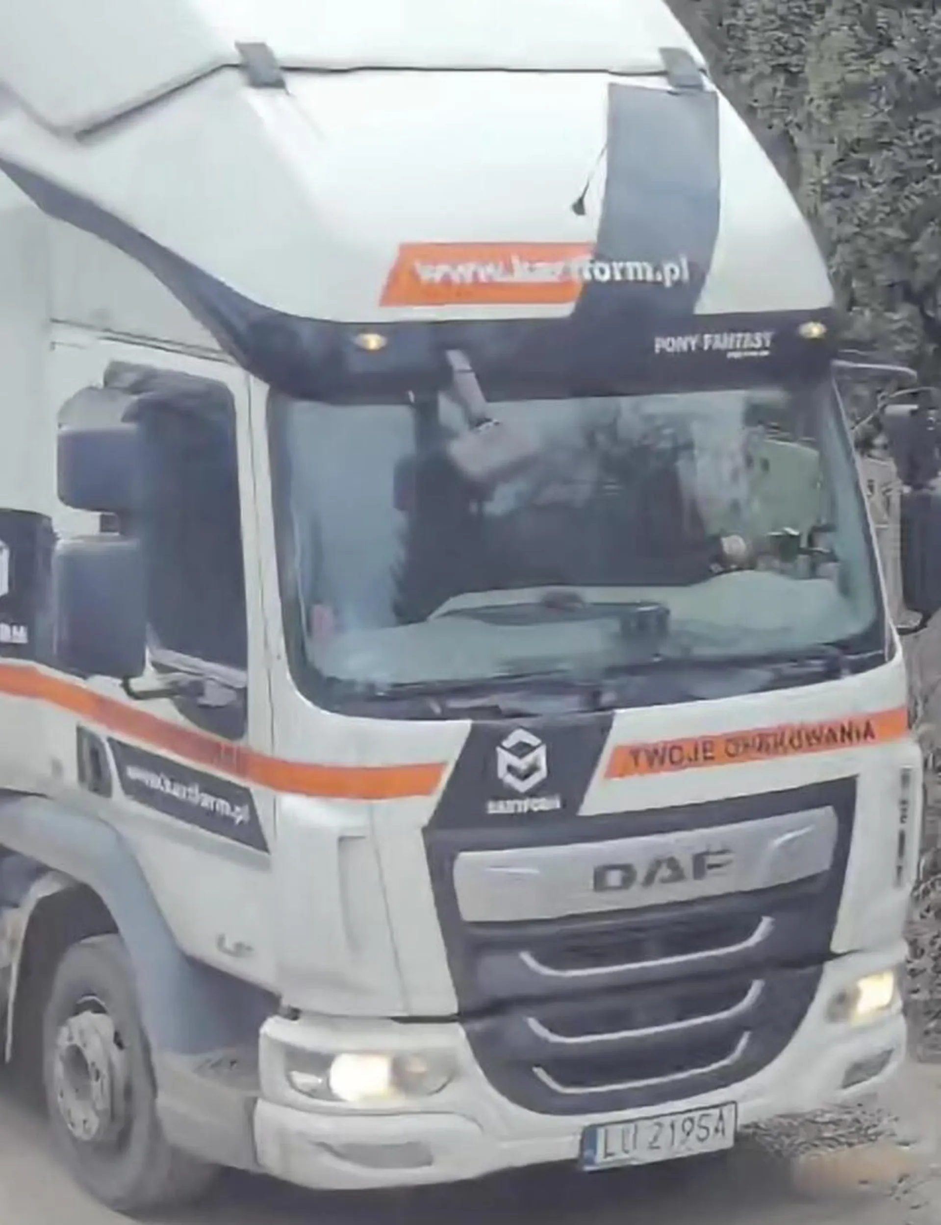 Dla tego kierowcy drogą prywatna to tor wyścigowy. Ciekawe za ile kupił prawko.