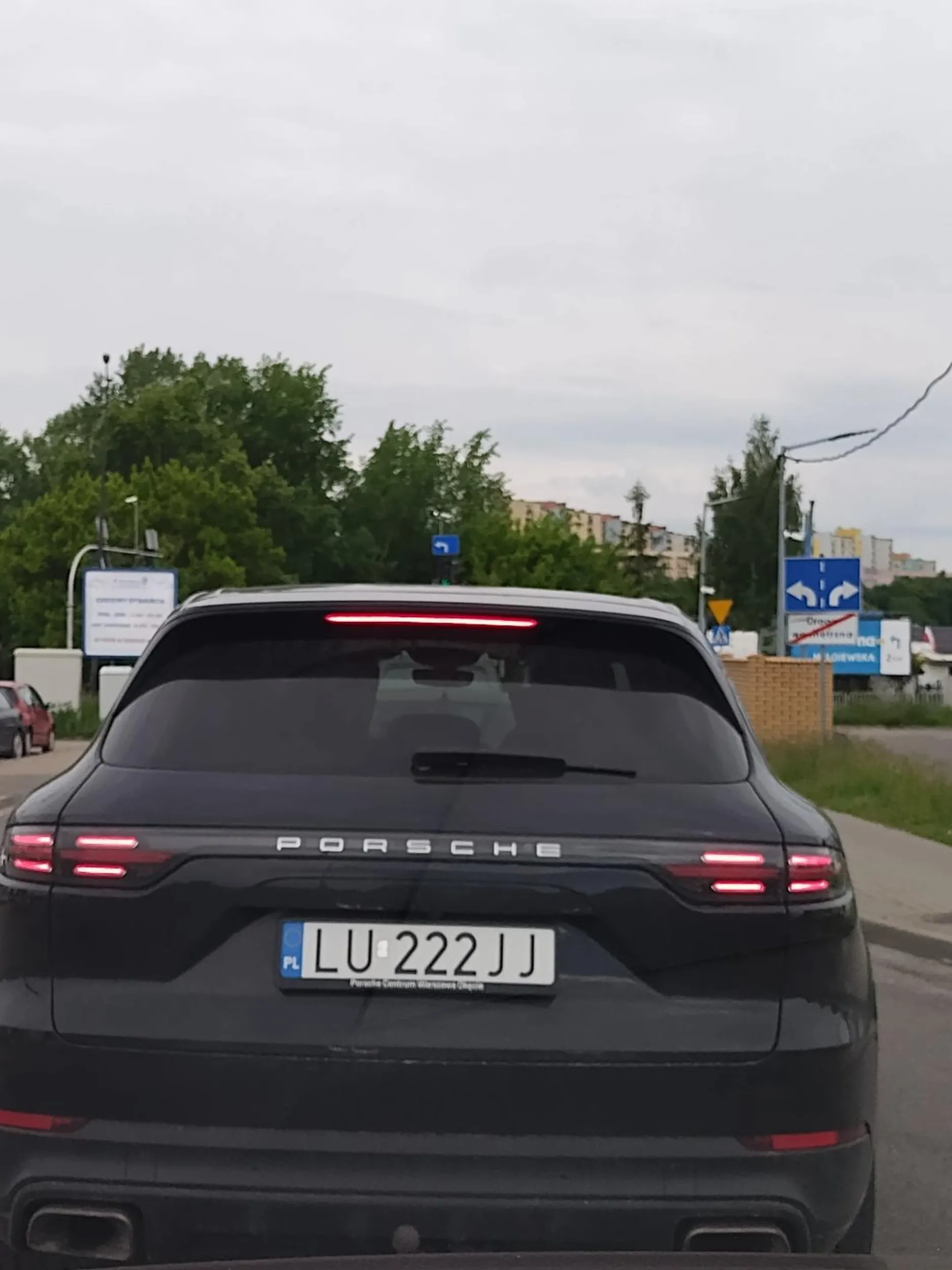 Wjeżdża przed maskę, poczym jedzie jak żółw, bo sobie pisze smsy. I kierunkowskazy mu nie działają....?