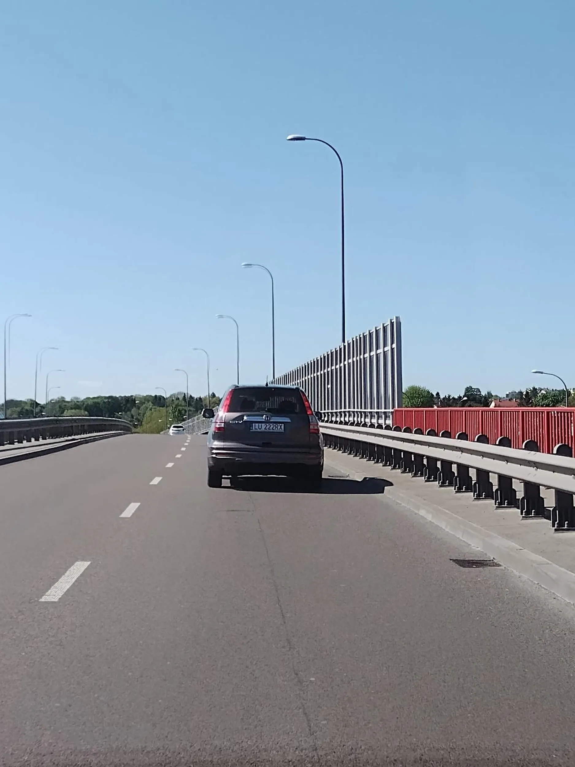 Kierujący wyprzedza samochody pomimo linii ciągłej i z prawej strony bus pasem. Następnie myśląc że ma kierunkowskaz pierwszeństwa wymusza pierwszeństwo wciskając się na drugi pas. Styl jazdy agresywny, jakiś frustrat życiowy!