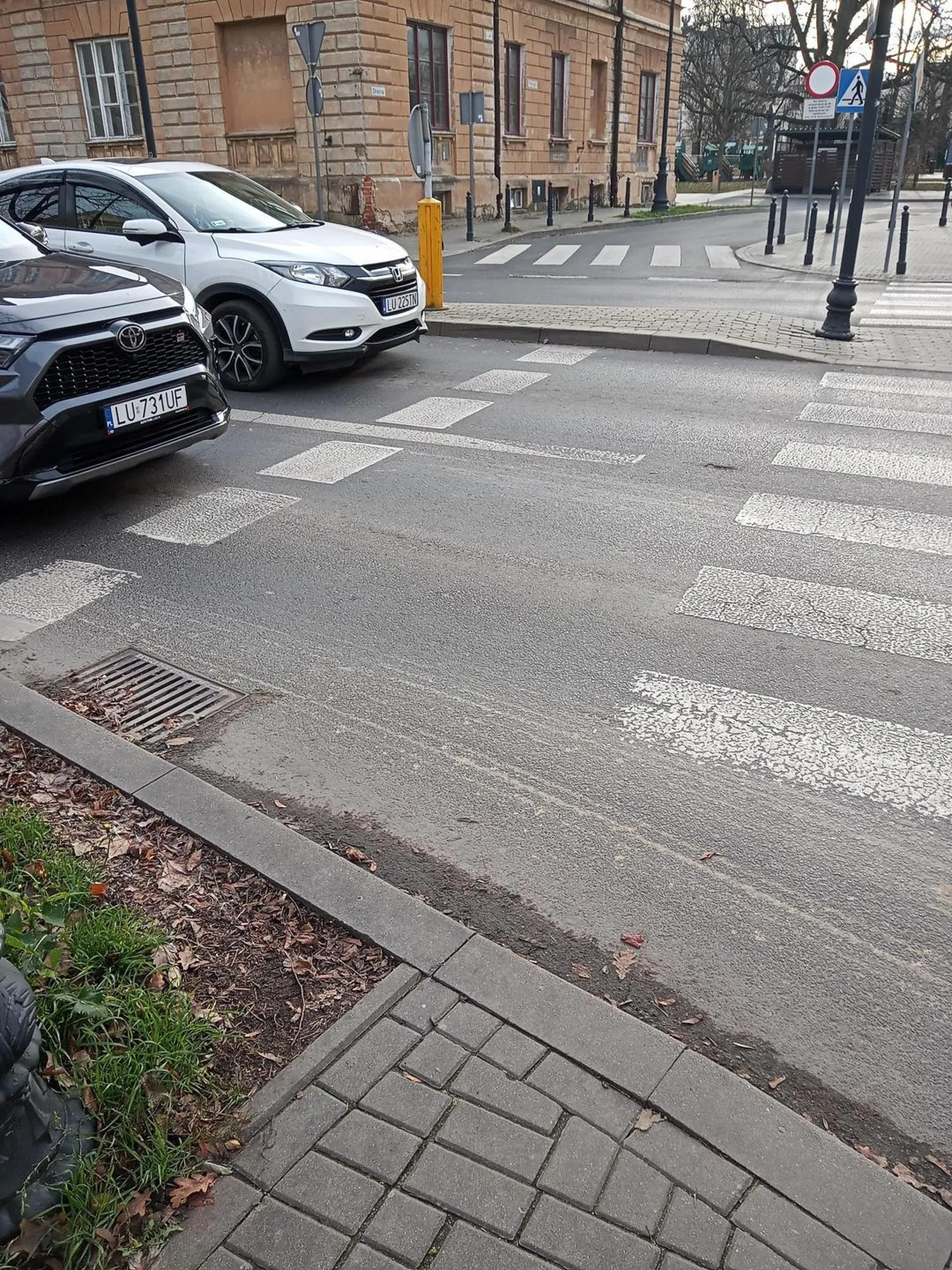 Lublin, 17 grudnia, godz. 11. Stoję przed przejściem dla pieszych z Placu Litewskiego przy Radziwiłłowskiej. Jedzie jeden samochód LU 225 TN. Z uwagi na "bardzo ograniczone zaufanie" czekam na widoczną zmianę prędkości. Niestety - kierująca wjeżdża na pasy, patrzy na mnie i .. pokazuje mi f...a. Można? Zdrowych i mądrych Świąt ?