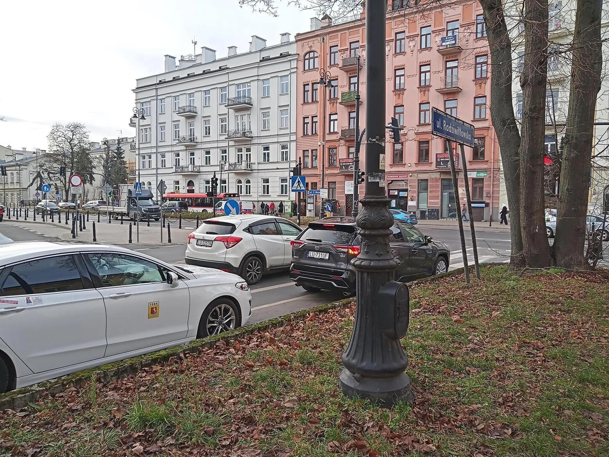 Lublin, 17 grudnia, godz. 11. Stoję przed przejściem dla pieszych z Placu Litewskiego przy Radziwiłłowskiej. Jedzie jeden samochód LU 225 TN. Z uwagi na "bardzo ograniczone zaufanie" czekam na widoczną zmianę prędkości. Niestety - kierująca wjeżdża na pasy, patrzy na mnie i .. pokazuje mi f...a. Można? Zdrowych i mądrych Świąt ?
