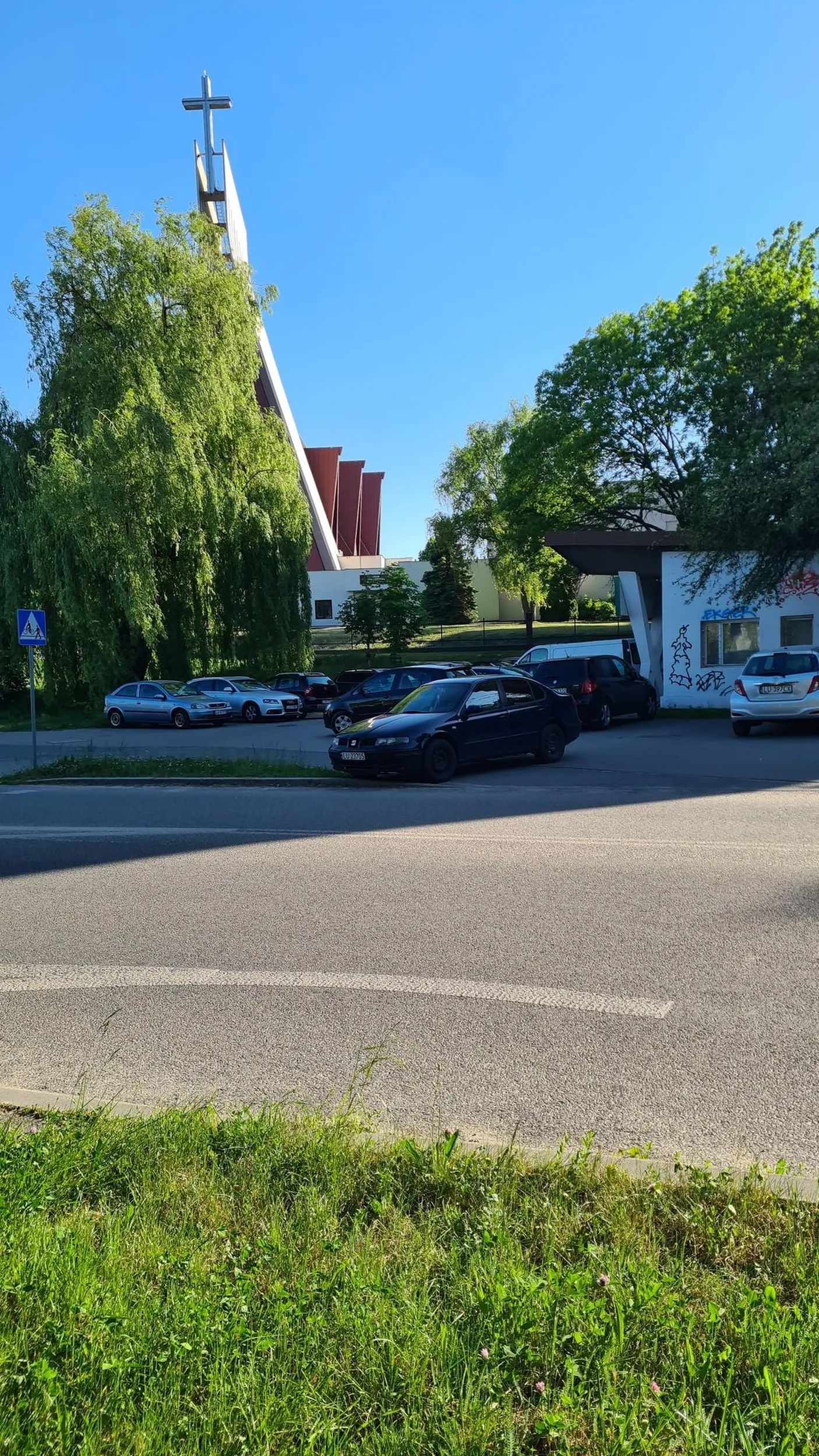 Jeździ po chodniku,  DDR i trawniku