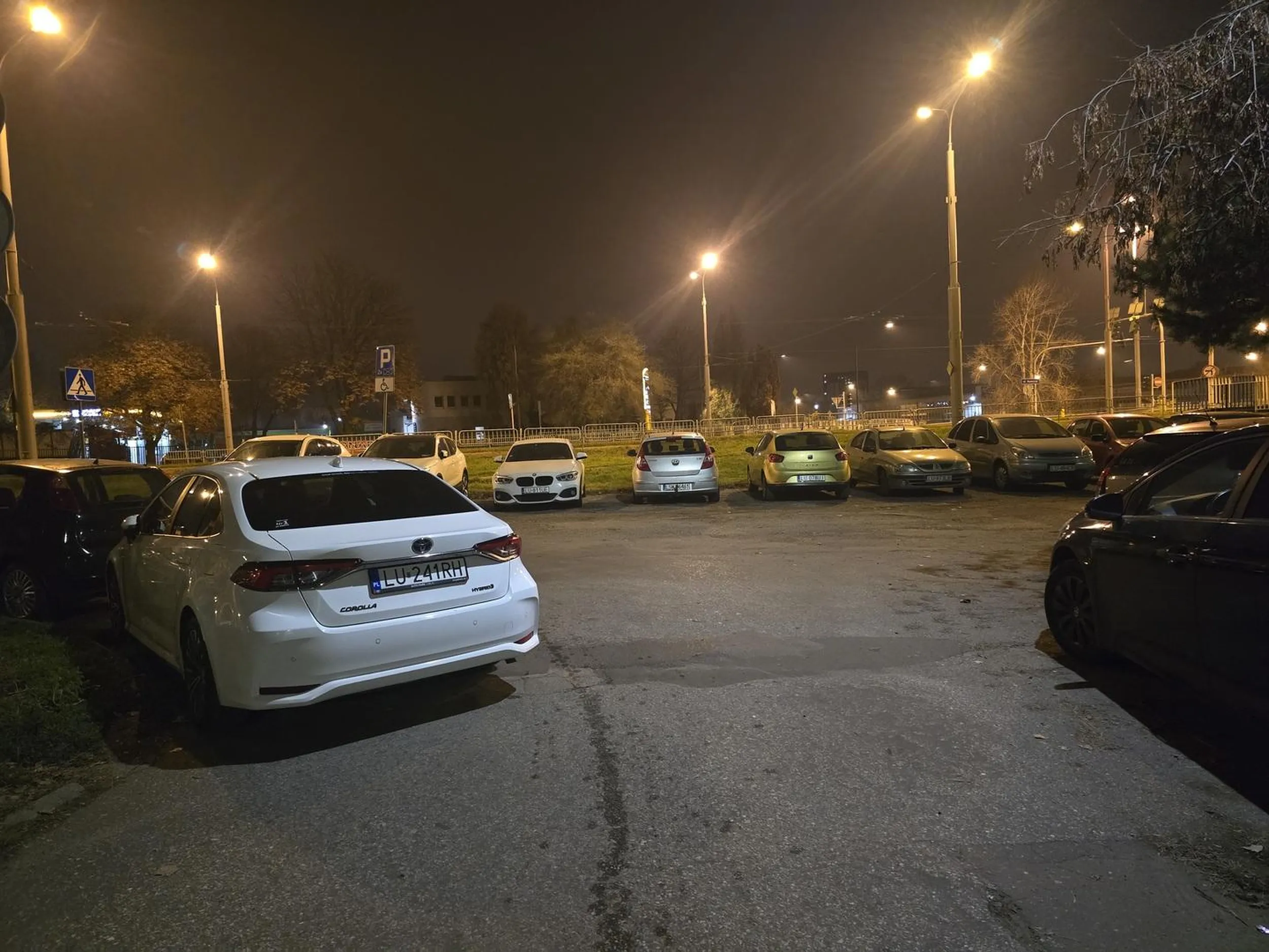 Jak pusto trzeba mieć w głowie żeby zaparkować w taki sposób, blokując połowę wjazdu na osiedle? Zwykłe osobówki miały problem żeby się tam wcisnąć bez cofania i poprawiania, a co gdyby musiała tamtędy szybko przejechać karetka czy straż pożarna?