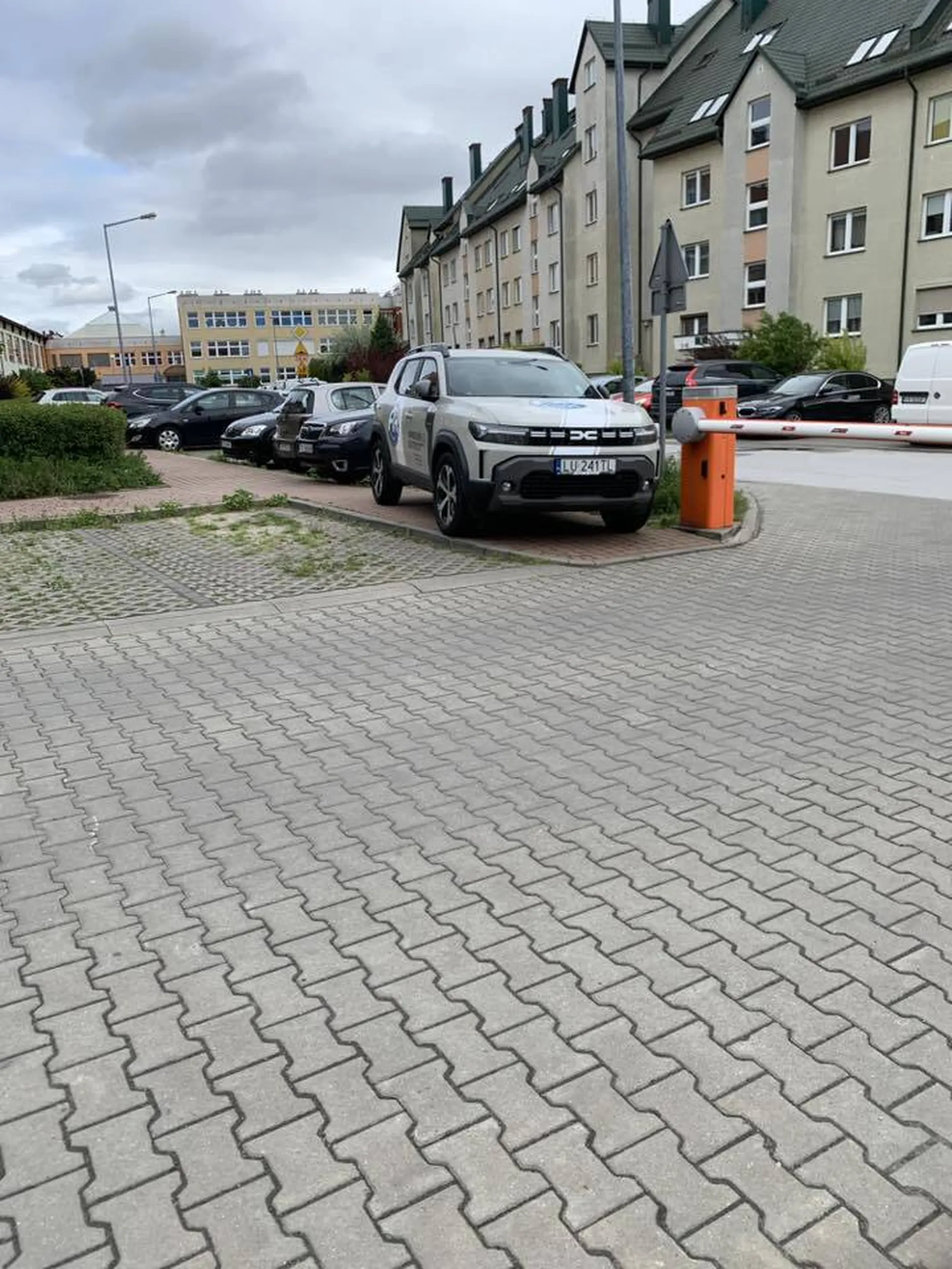 Wiem, że to samochód zastępczy, ale ktoś kto nim użytkował w dniu 16.05.2025 po prostu zapomniał mózgu zabrać ze sobą. Cały chodnik zastawiony i nawet nie raczył przeparkować gdy już jest miejsce na to.