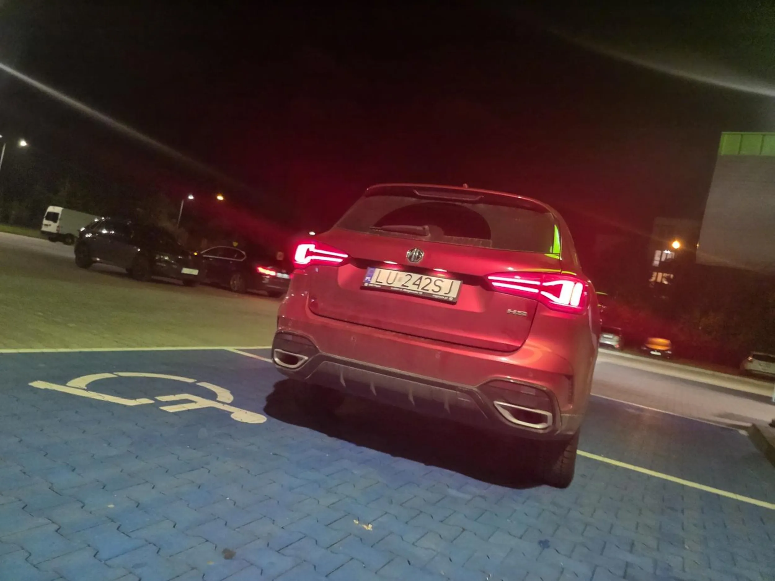 Królewicz parkuje w widoczny sposób na miejscach dla niepełnosprawnych. Oczywiście nie posiadał odpowiedniego zezwolenia.