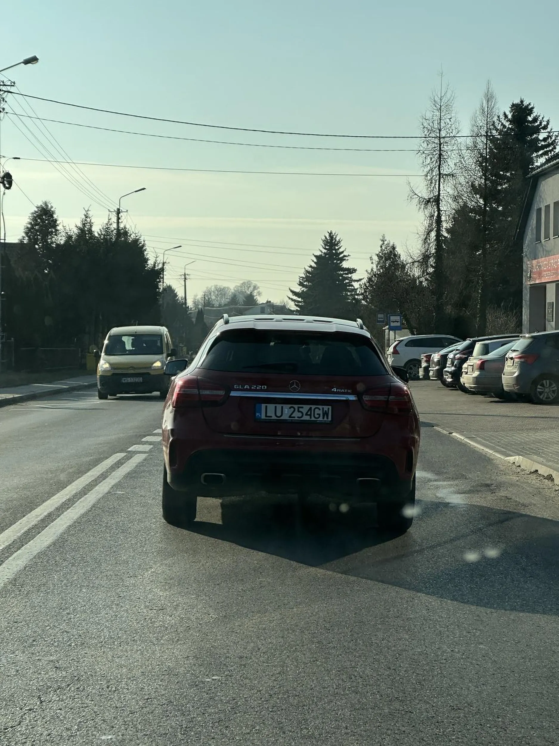 Radzę bardziej się rozglądać na boki i nie palić w aucie, bo wyjechałaś prosto przed rozpędzonego busa. Twoje szczęście, że jechałem na pusto.