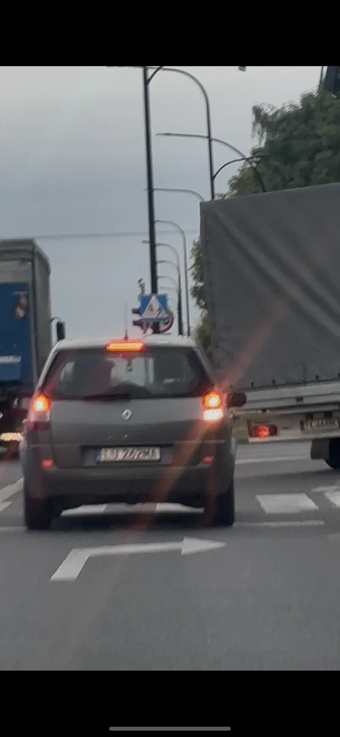 Siedzi na tyłku później wyprzedza i hamuje jeszcze ma jakieś wąty i jedzie za tobą i wyzywa. WARIAT