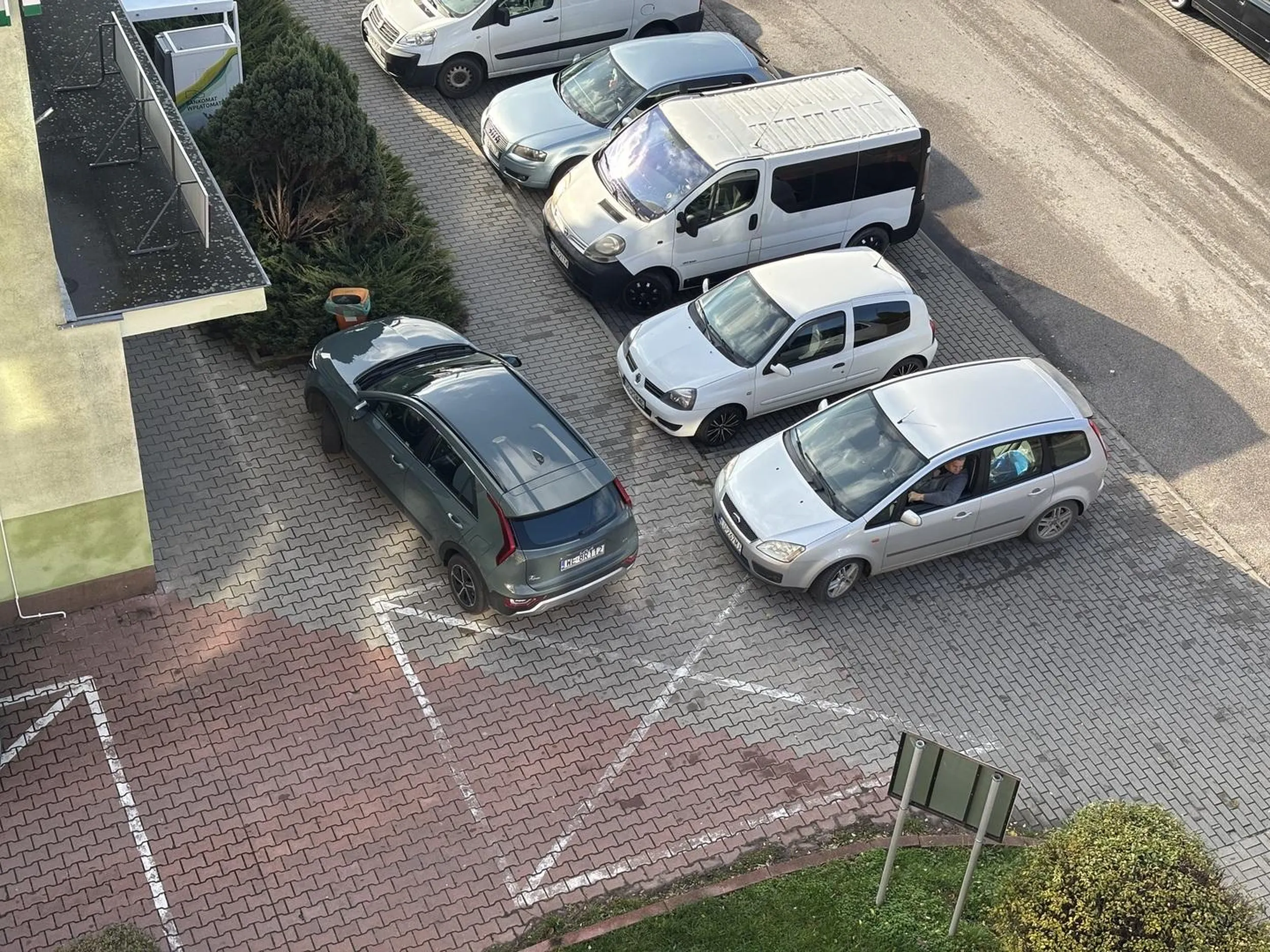 To że jeden prawie wjechał do banku nie oznacza że należy brać z tego przykład.