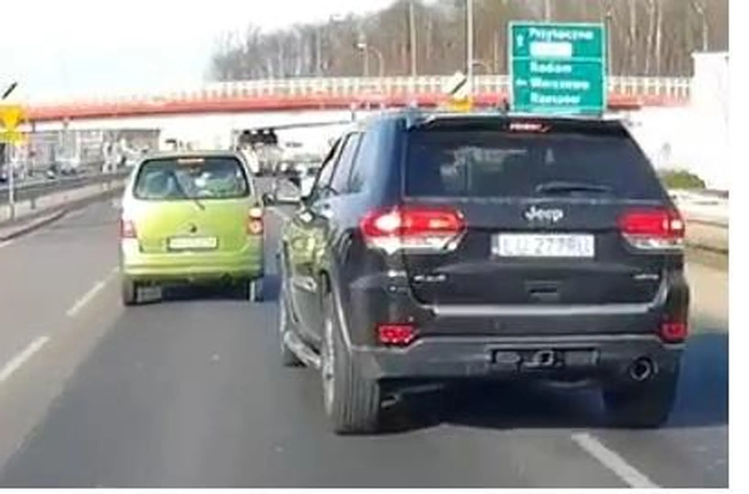 Wymusza pierwszeństwo, przejeżdża na czerwonym świetle. Ewentualnie prezentuje środkowy palec