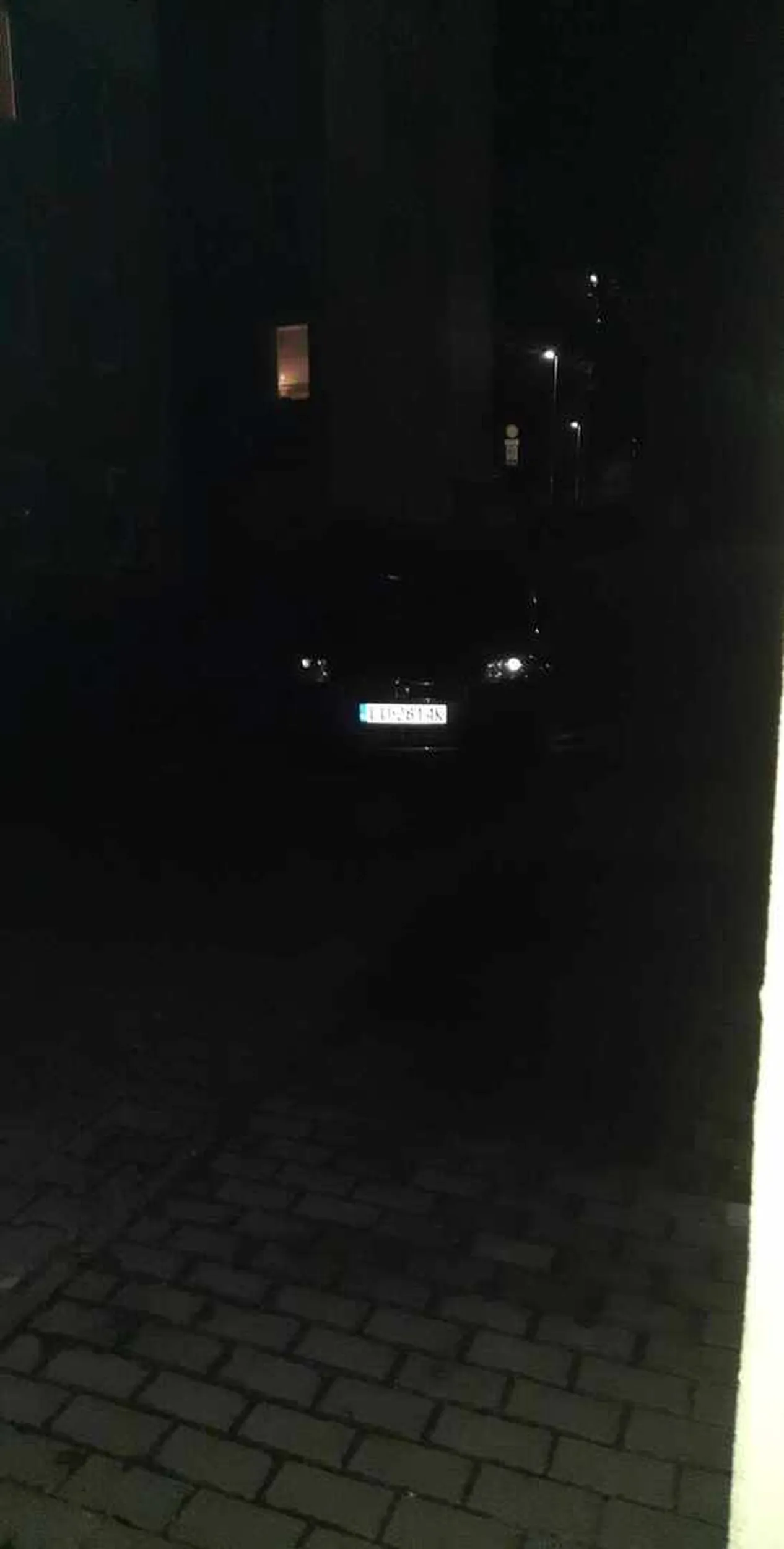 Autem jeździ dwóch kolegów którzy nie odstępują się nie na krok. Mówią że nawzajem się "kryją" wyjeżdżając z interwencji uszkodzili mienie akademika burżuj wpierdalajac się w murek na pod akademikiem. Do tej pory za to nie odpowiedzieli