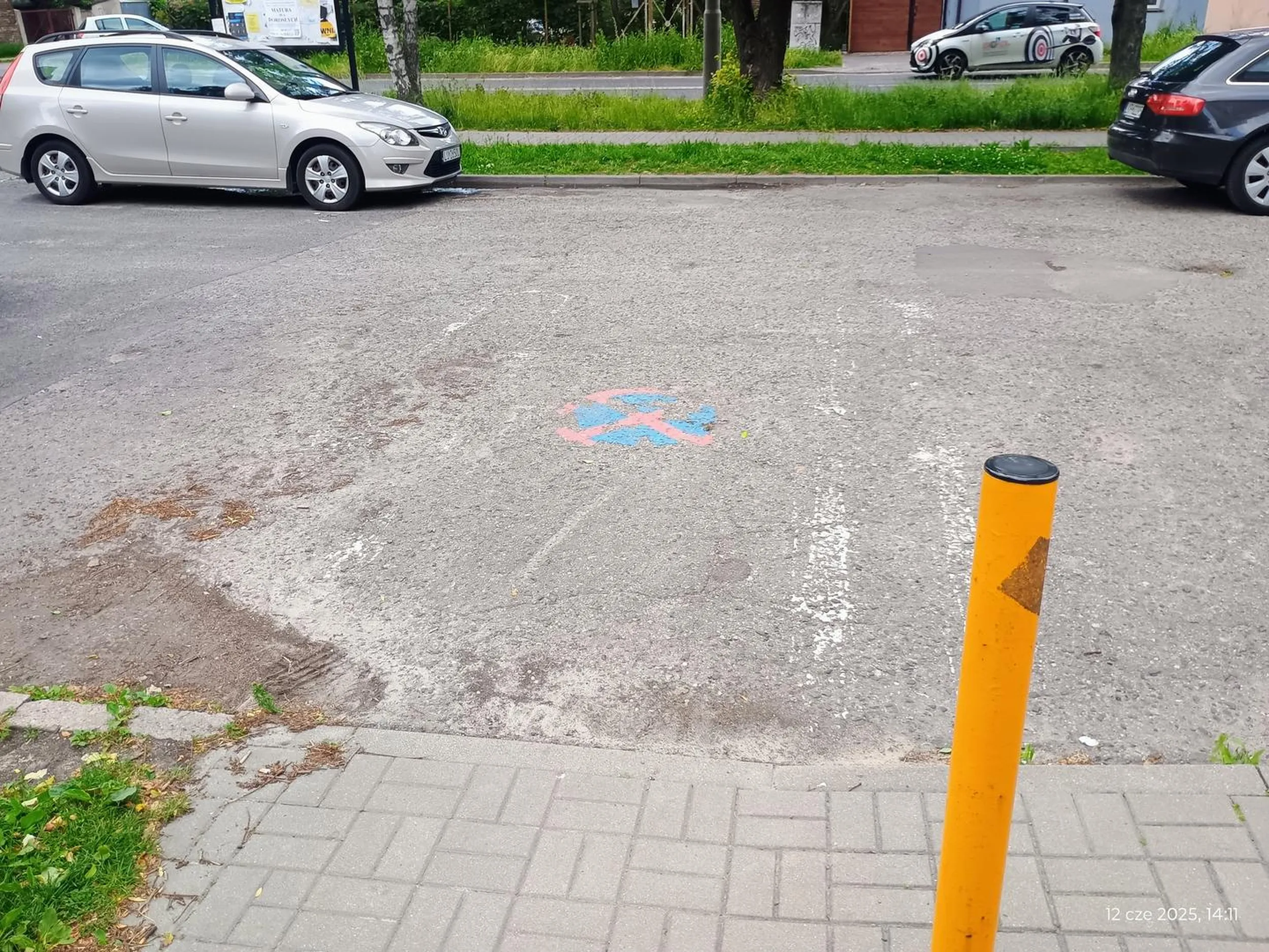 Zaparkować na zakazie. Akurat w miejscu JEDYNEGO obniżenia krawężnika - na wjeździe dla ludzi z niepełnosprawnościami (na wózkach inwalidzkich).