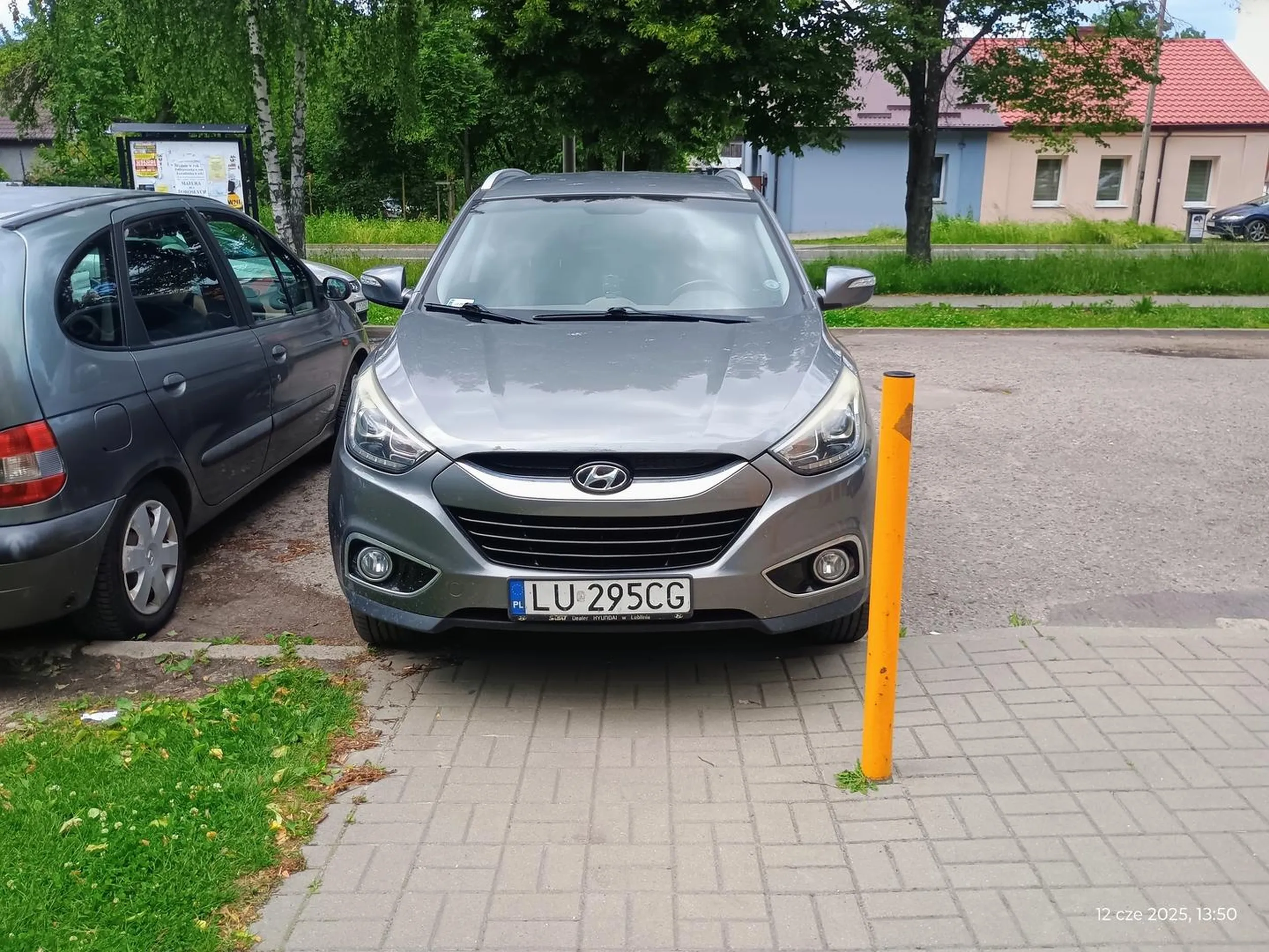 Zaparkować na zakazie. Akurat w miejscu JEDYNEGO obniżenia krawężnika - na wjeździe dla ludzi z niepełnosprawnościami (na wózkach inwalidzkich).