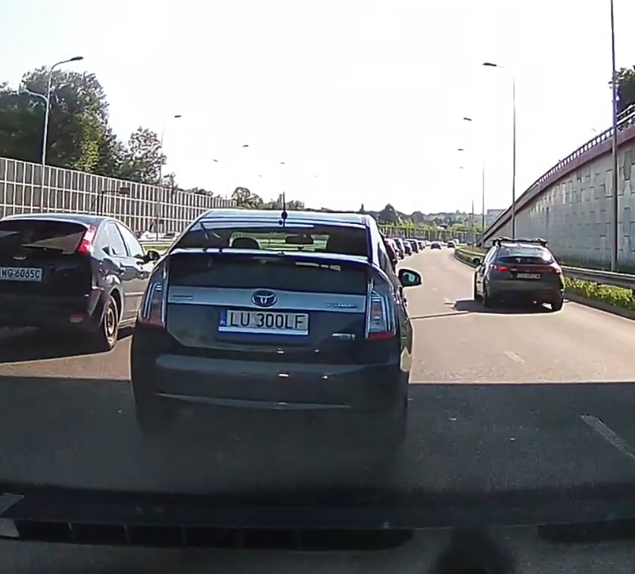 Wpierdala się na sąsiedni pas nie patrząc w lusterka