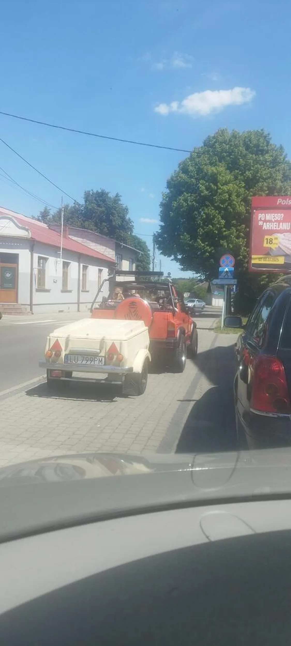 Kolego to nie jest miejsce parkingowe tylko chodnik . Naucz się parkować .