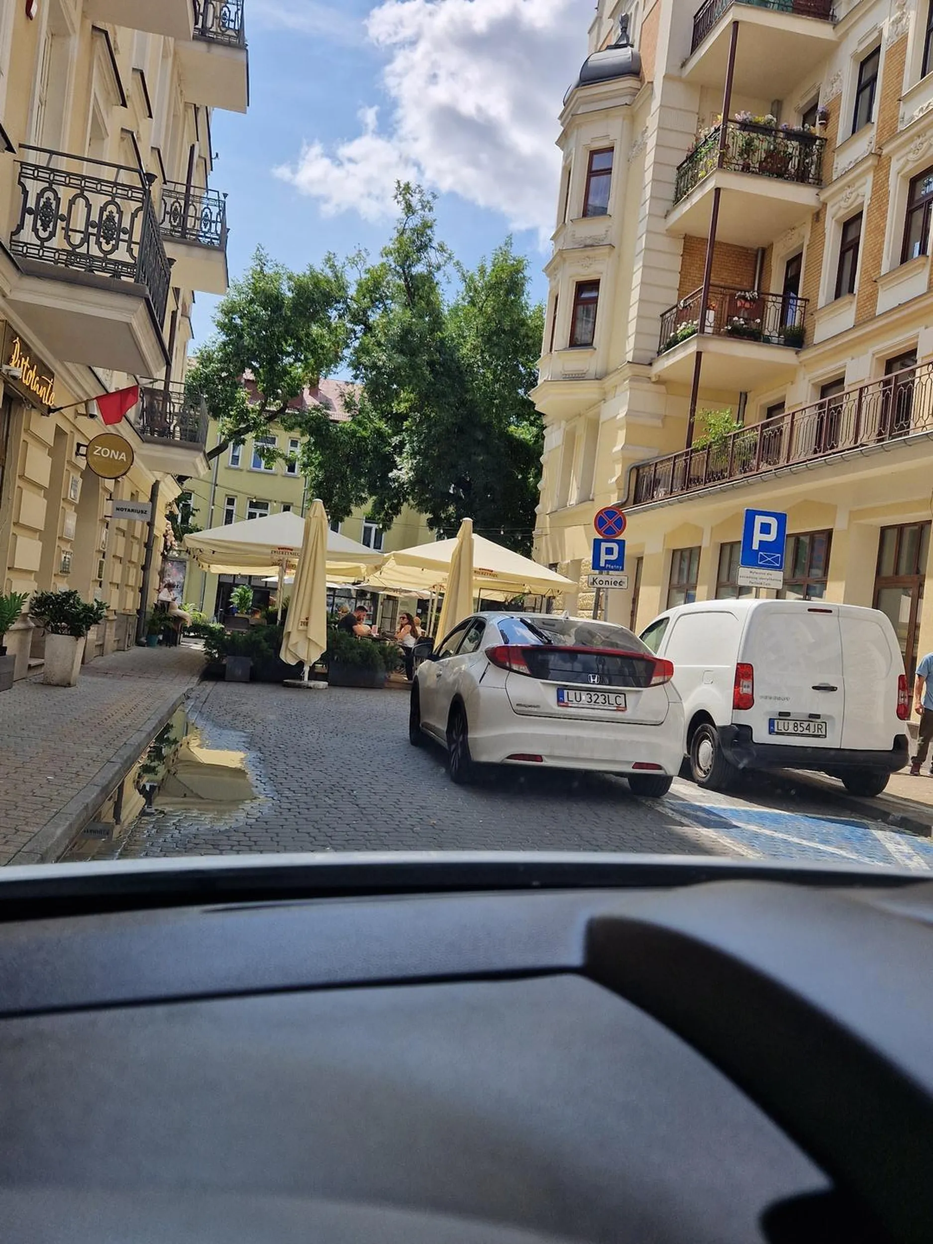 Gratulacje dla tego pana za zablokowanie miejsc parkingowych pomimo wolnych miejsc obok bo po co płacić za parking jak można postawić samochód na środku i liczyć że nie trafi się żaden patrol