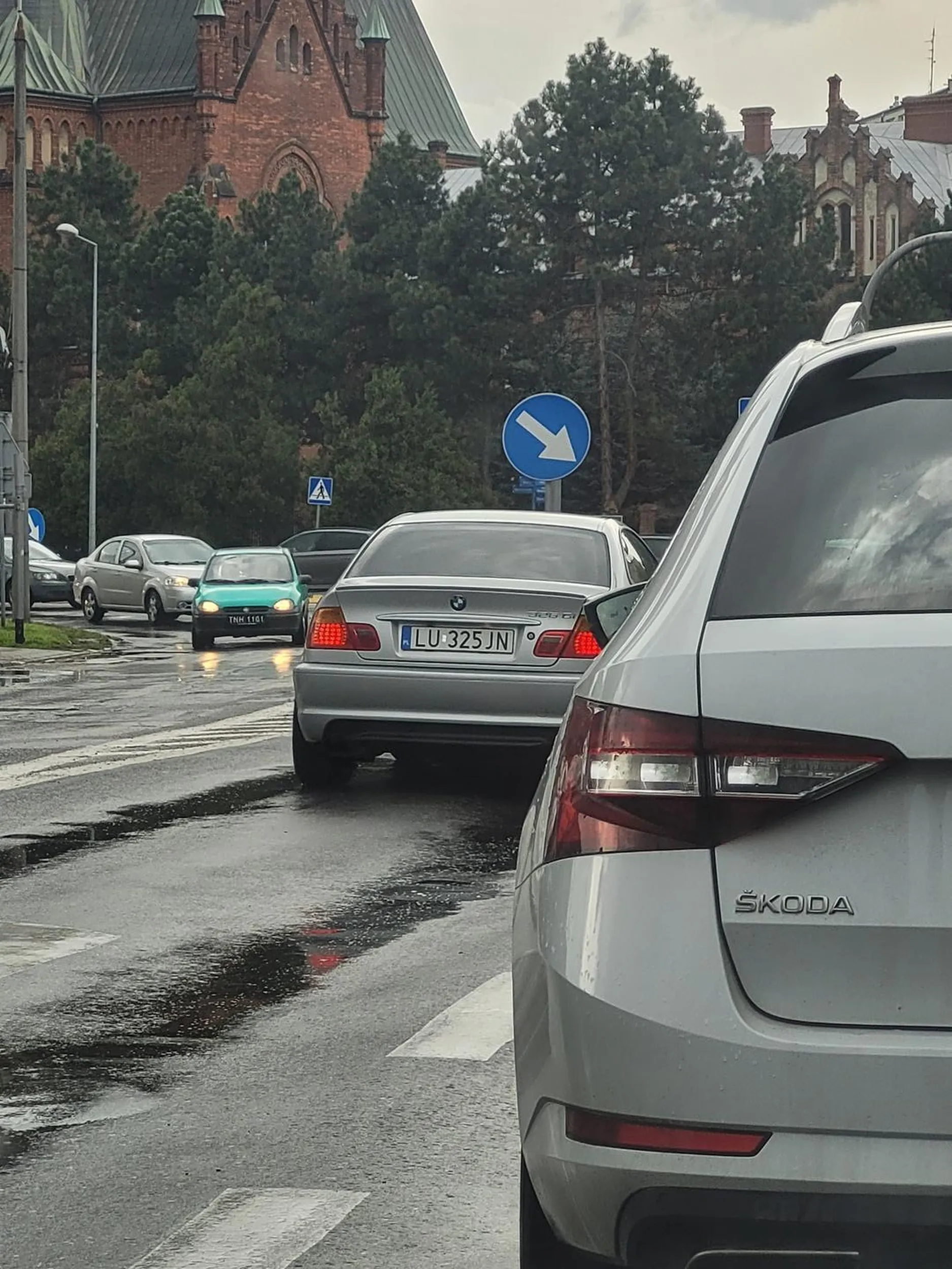 To że masz bmw nie znaczy że cała droga jest twoja wymusiłeś pierwszeństwo a potem na zderzaku siedzisz xD