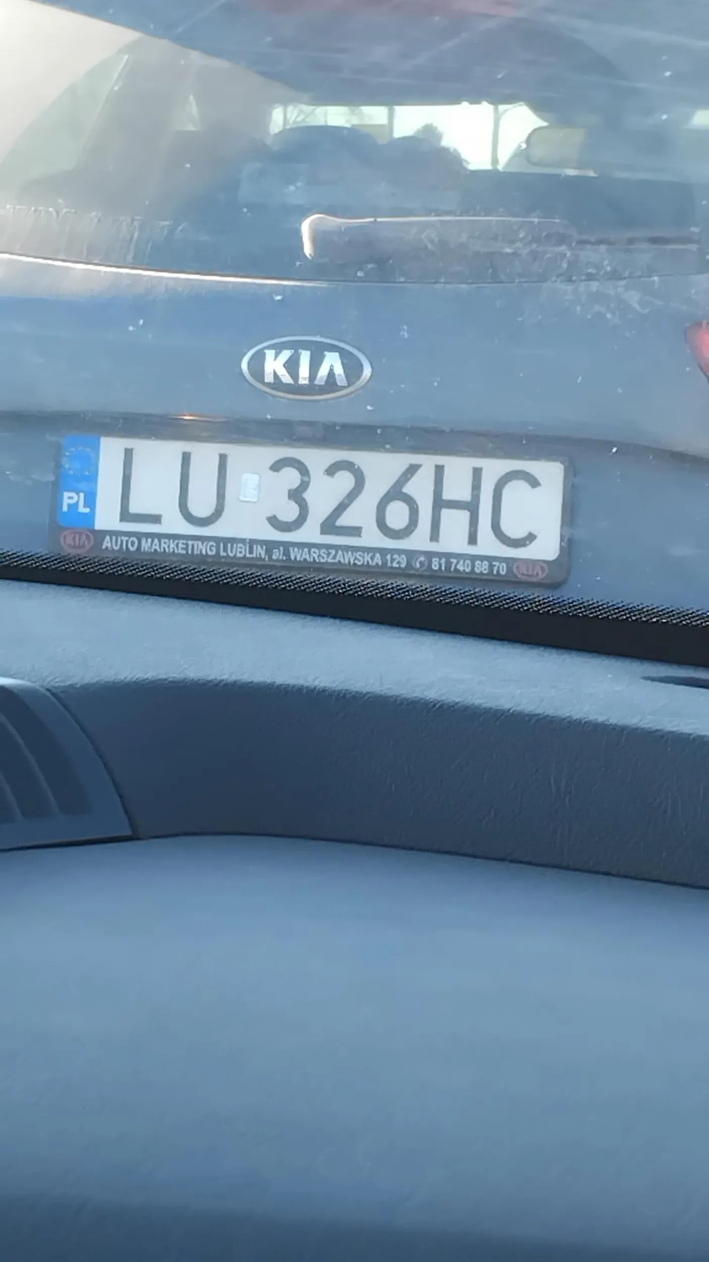 Pani wpycha się w kolejkę aby skrócić sobie jazdę. Staliśmy na drodze głównej (pozostawiając trochę miejsca na włączający się do ruchu przypadkowy samochód) i typiara wykorzystała szanse żeby się wepchnąć:) (bad girl)