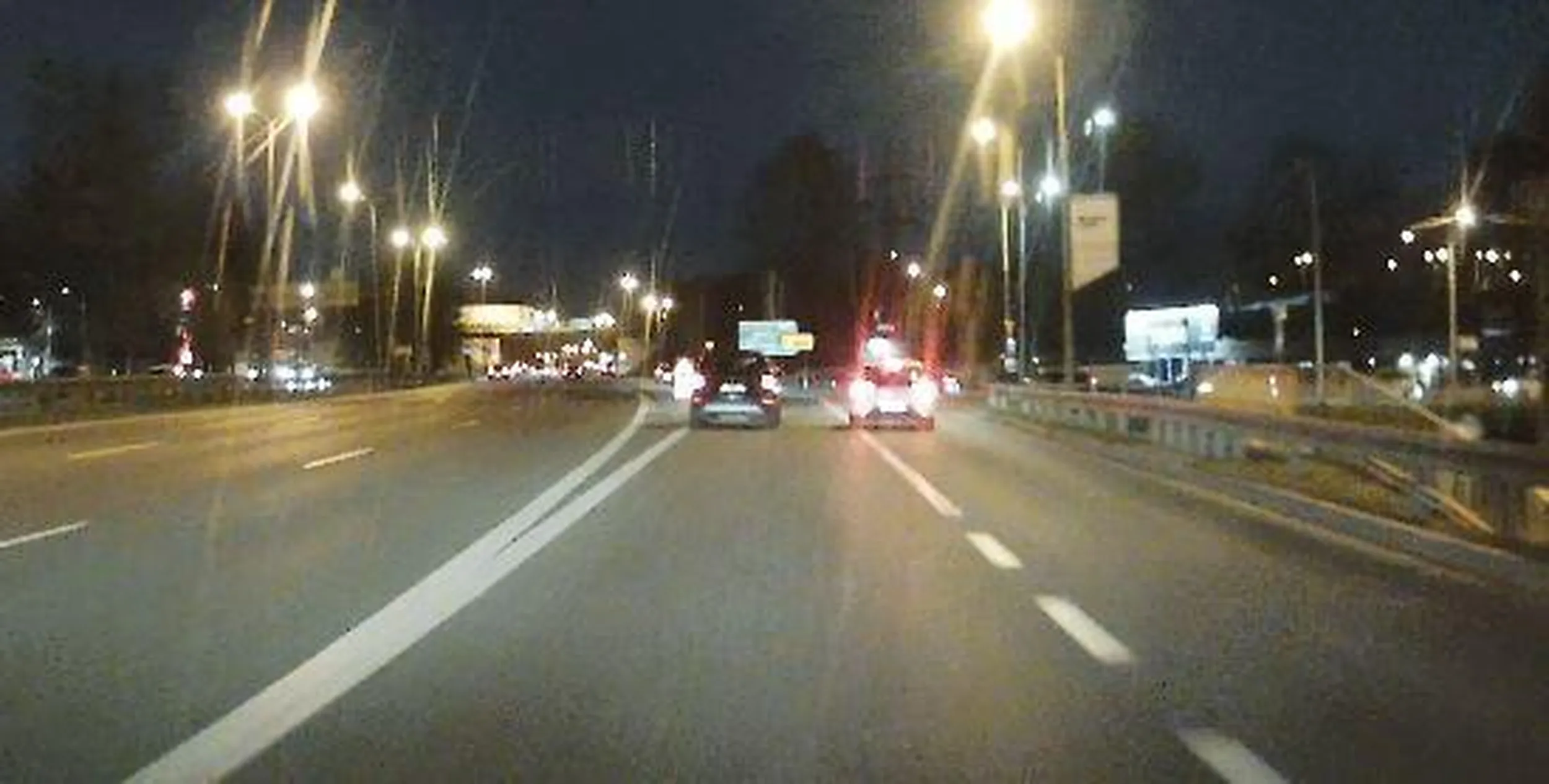 taka jazda stwarza realne zagrożenie na drodze. nie polecam Pani kierującej