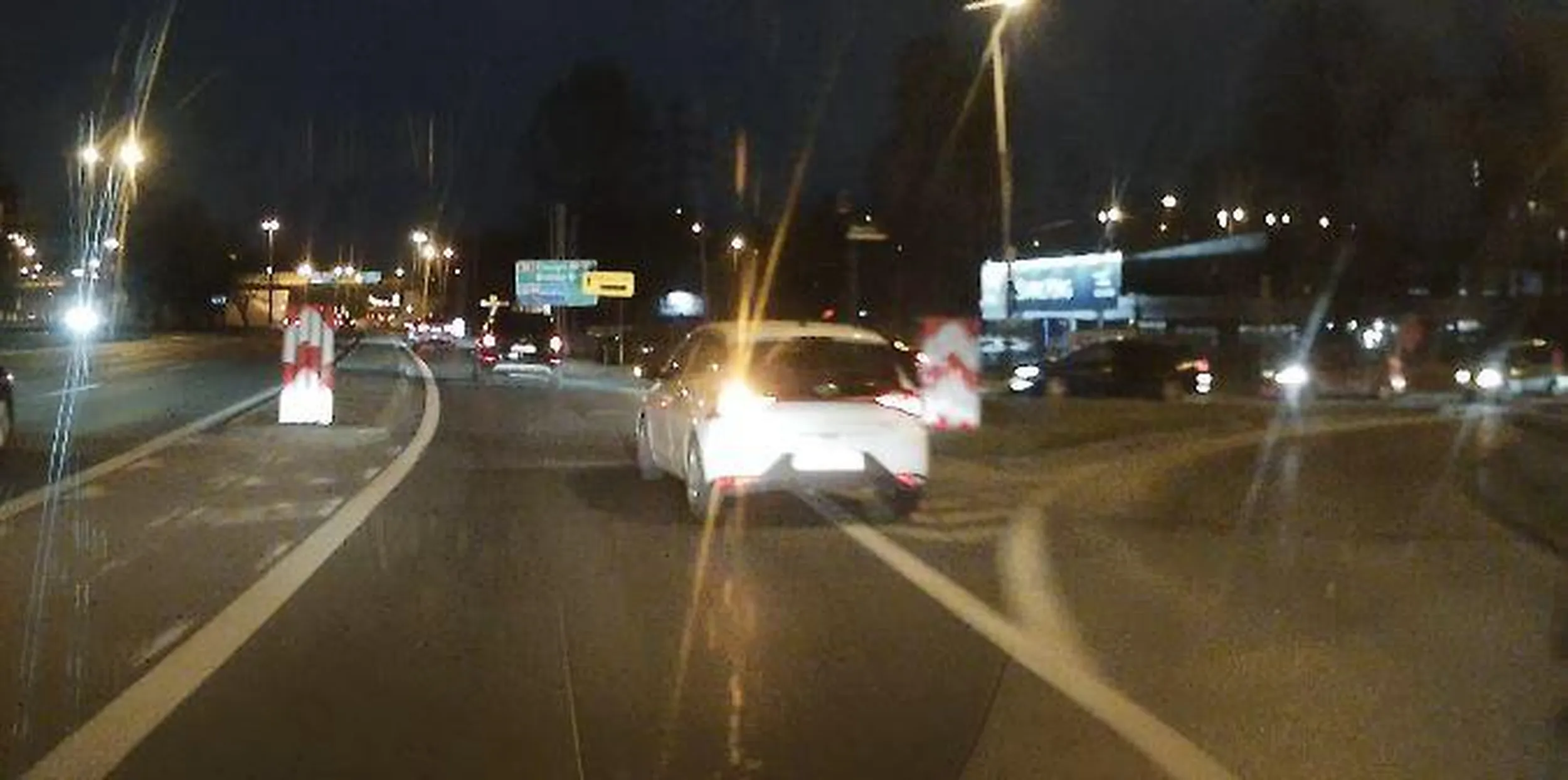 taka jazda stwarza realne zagrożenie na drodze. nie polecam Pani kierującej