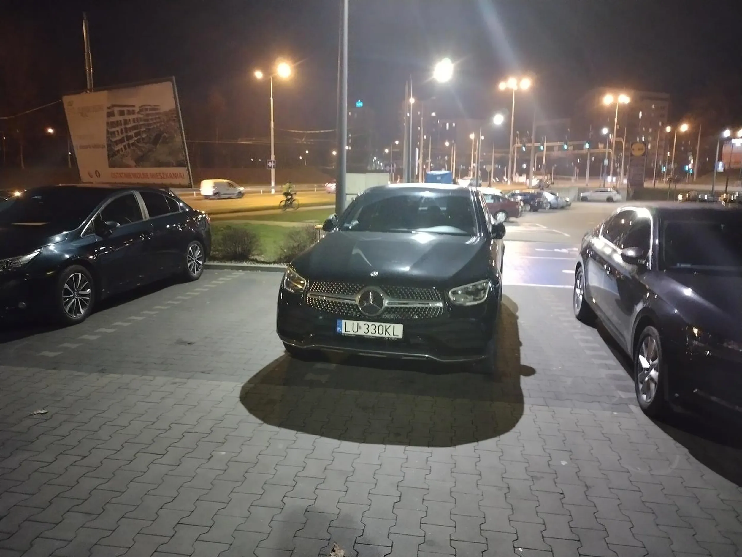 Ooo. Baba już tu jest. A dziś zaparkowała jak ciapa. Czemu nie odda prawka!!!